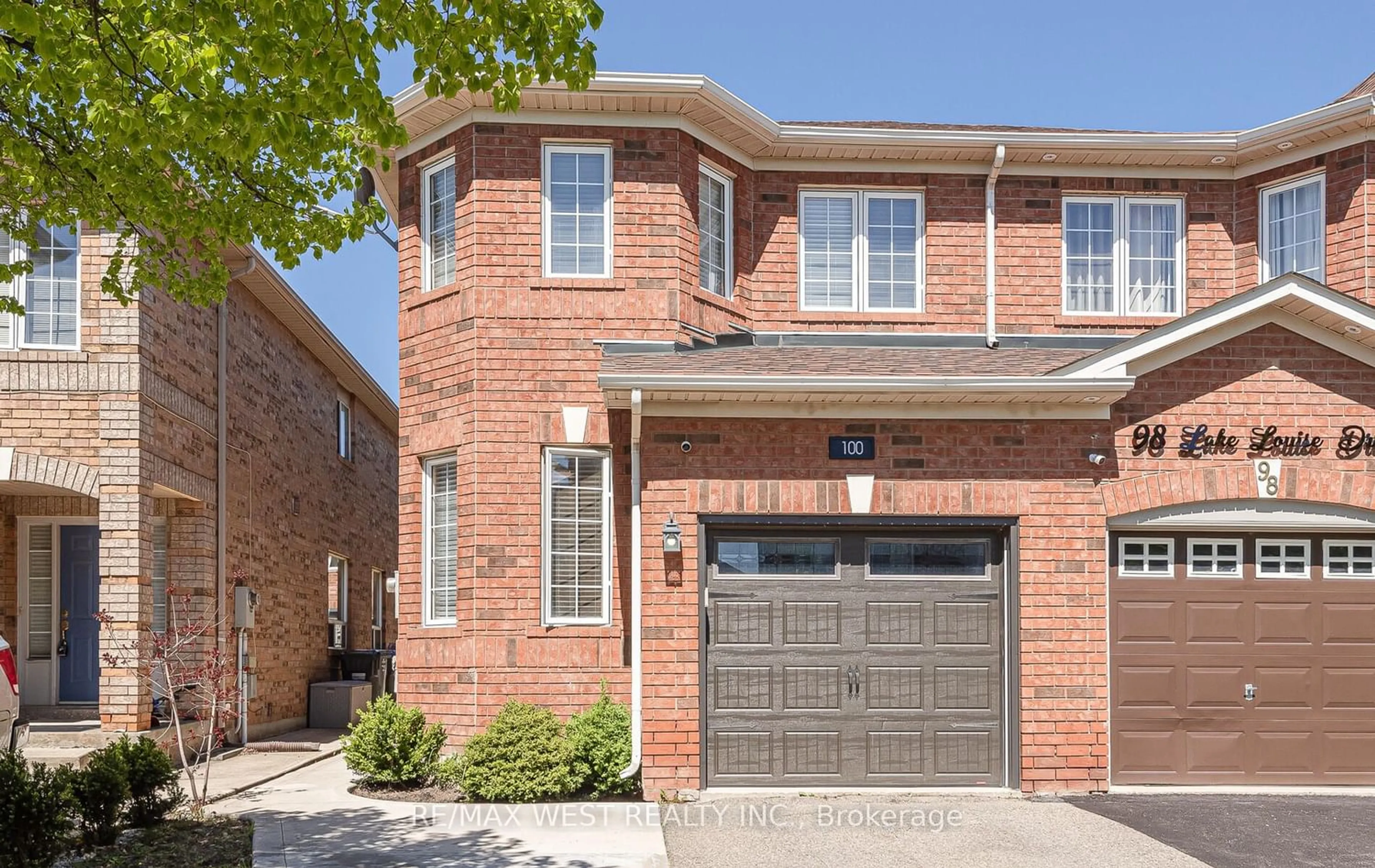 Home with brick exterior material for 100 Lake Louise Dr, Brampton Ontario L6X 4Y6
