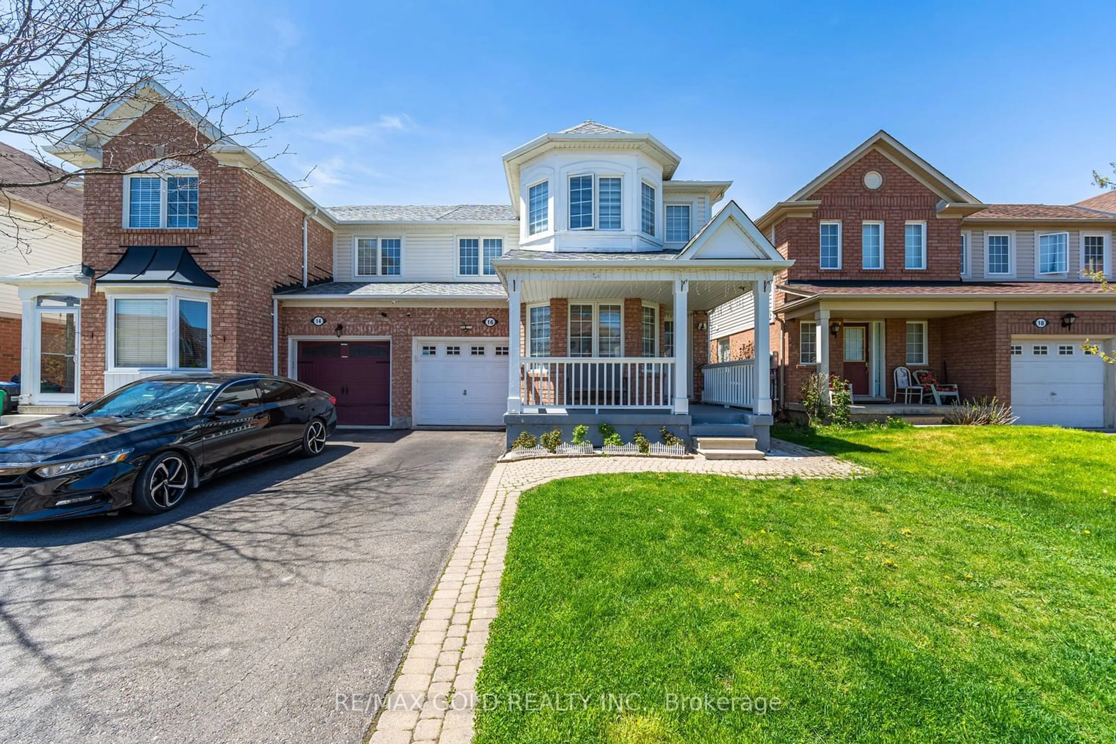Frontside or backside of a home for 16 Frontenac Cres, Brampton Ontario L7A 3M7