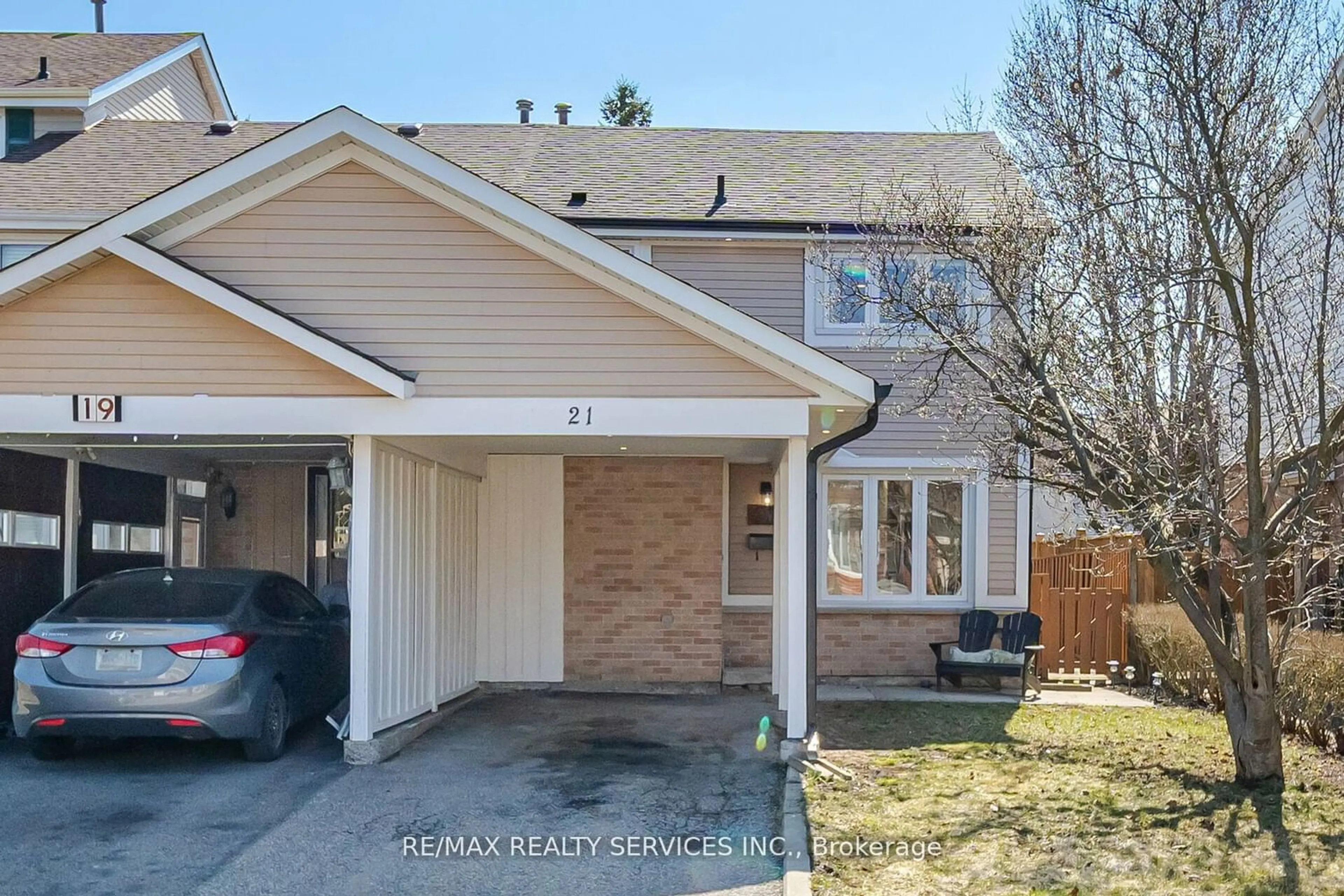 Frontside or backside of a home for 21 Courtleigh Sq, Brampton Ontario L6Z 1J2