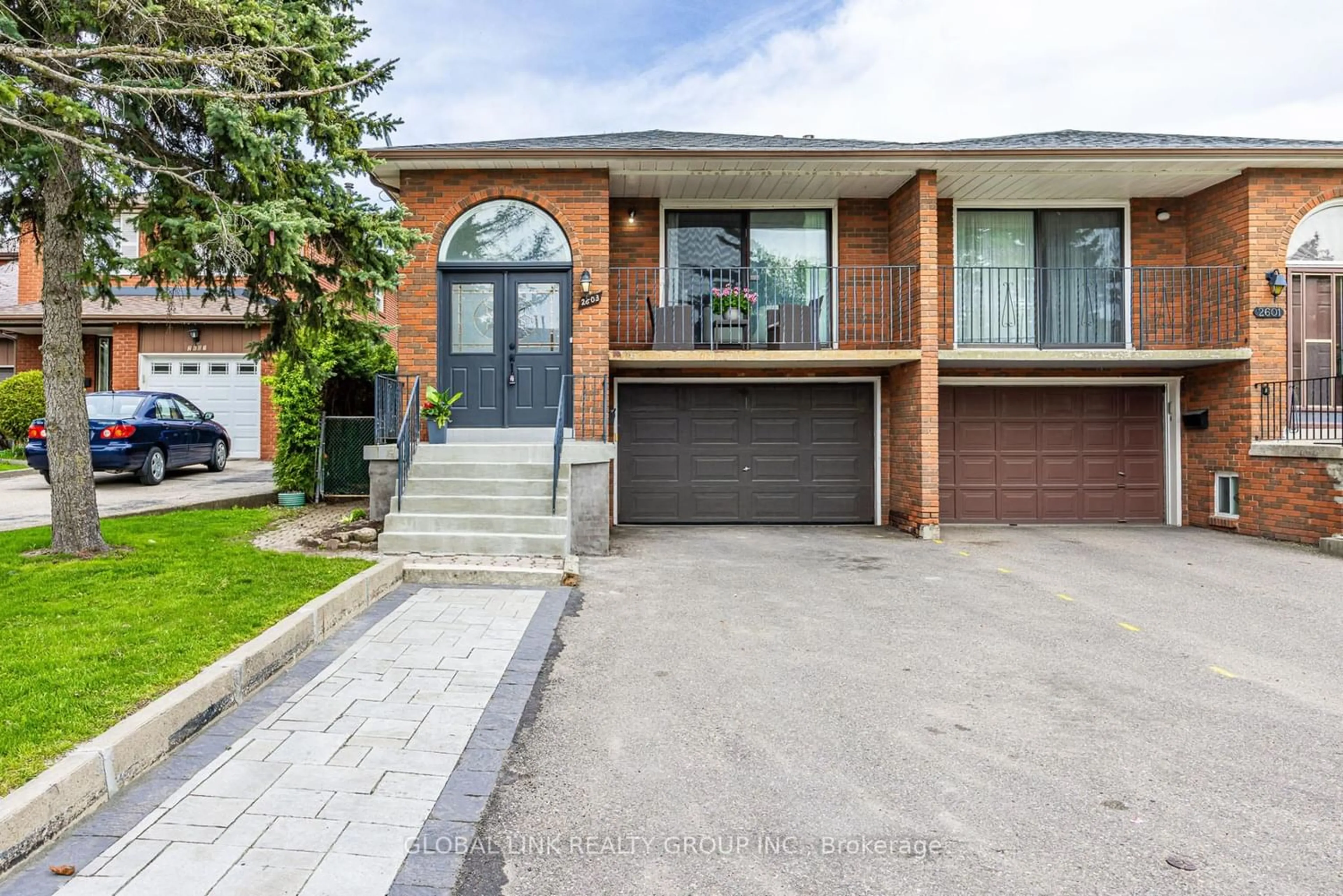 Home with brick exterior material for 2603 Chisholm Crt, Mississauga Ontario L5C 3H9