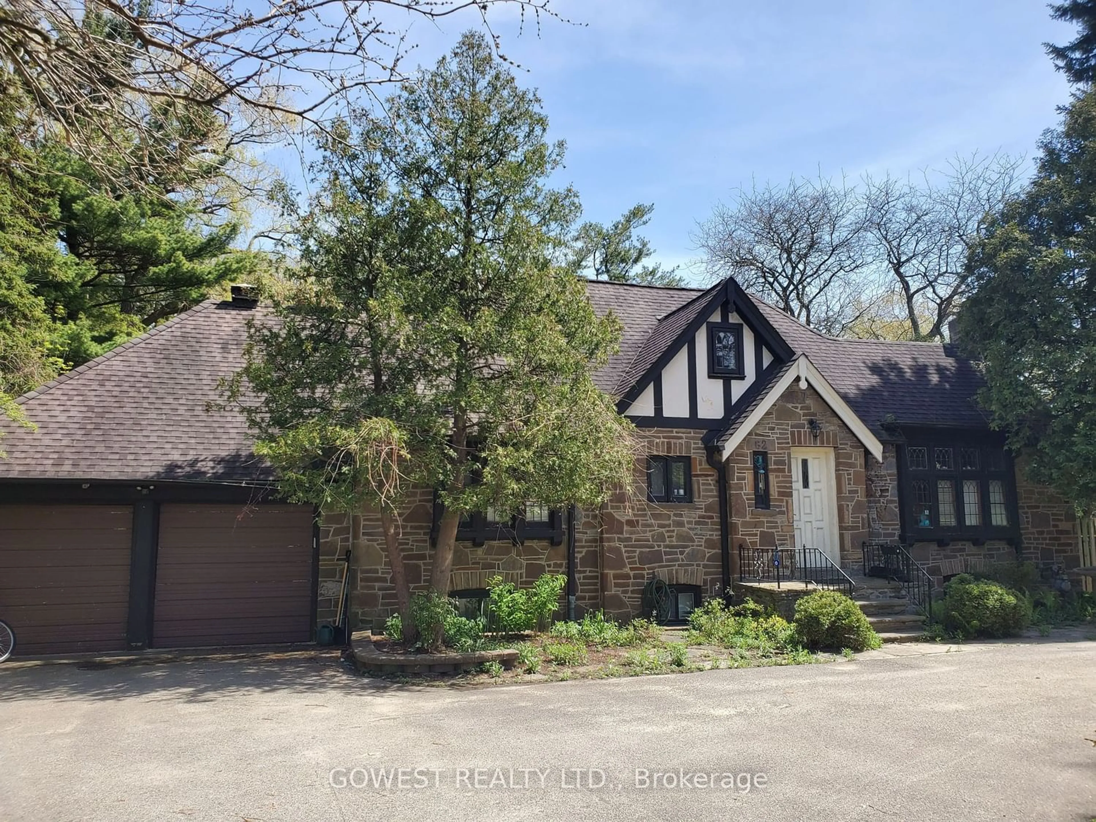 Frontside or backside of a home for 62 Pinewood Tr, Mississauga Ontario L5G 2L1