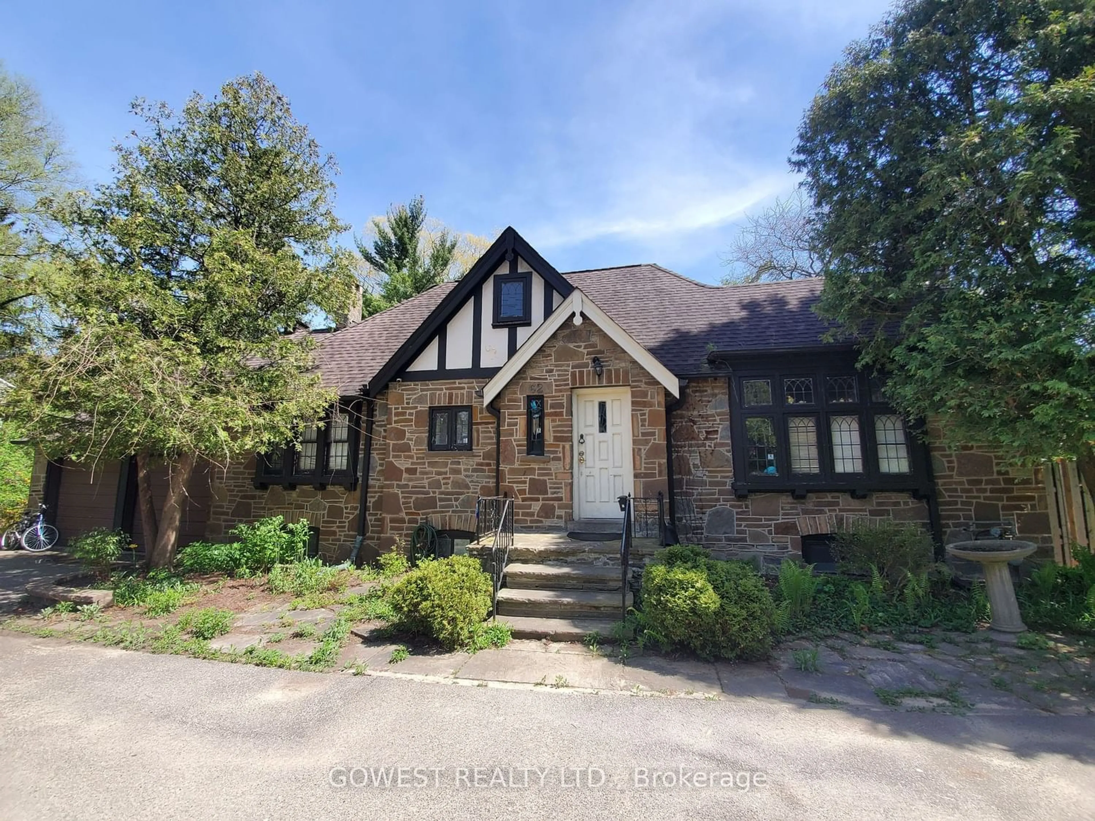Frontside or backside of a home for 62 Pinewood Tr, Mississauga Ontario L5G 2L1