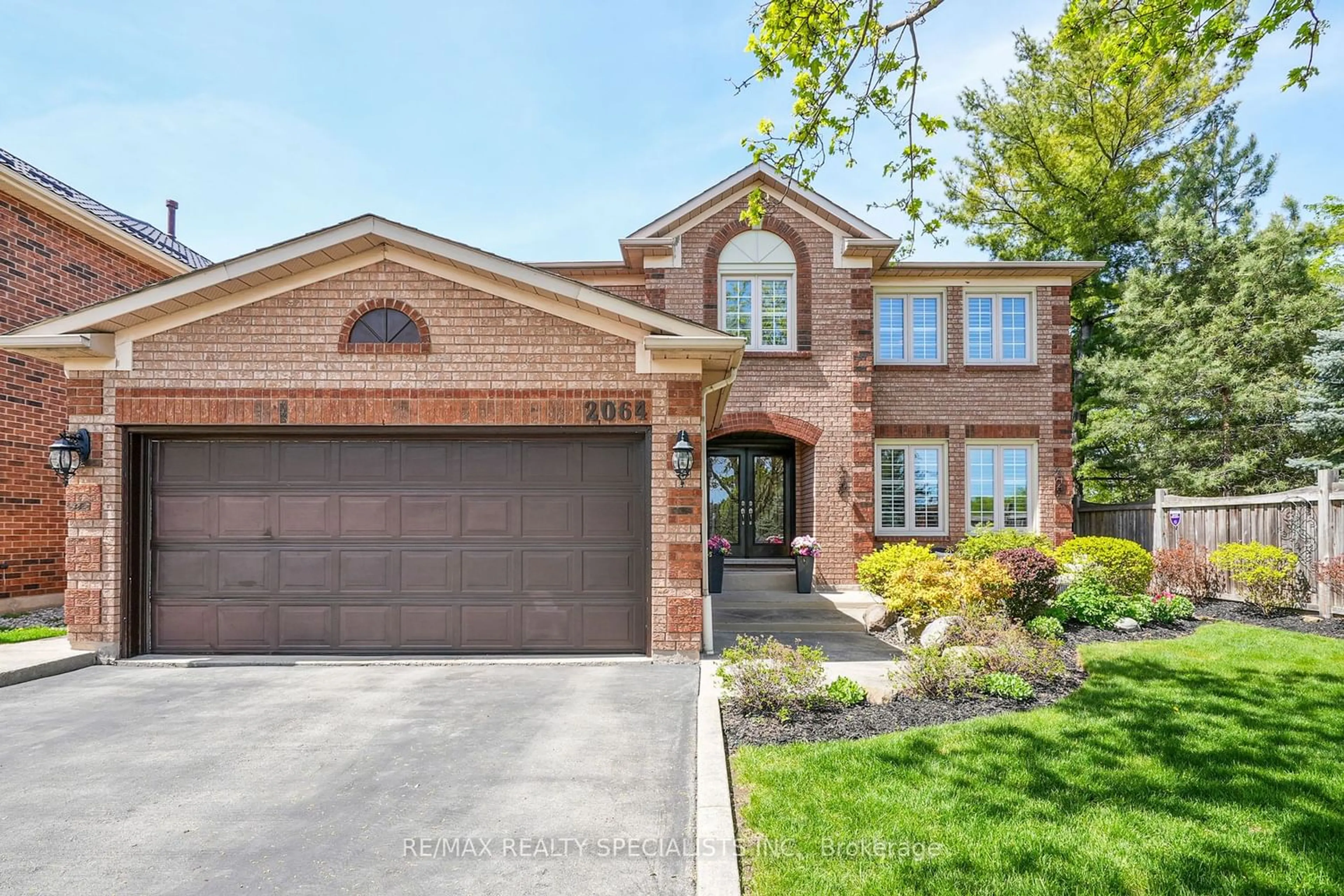 Home with brick exterior material for 2064 Schoolmaster Circ, Oakville Ontario L6M 3A1