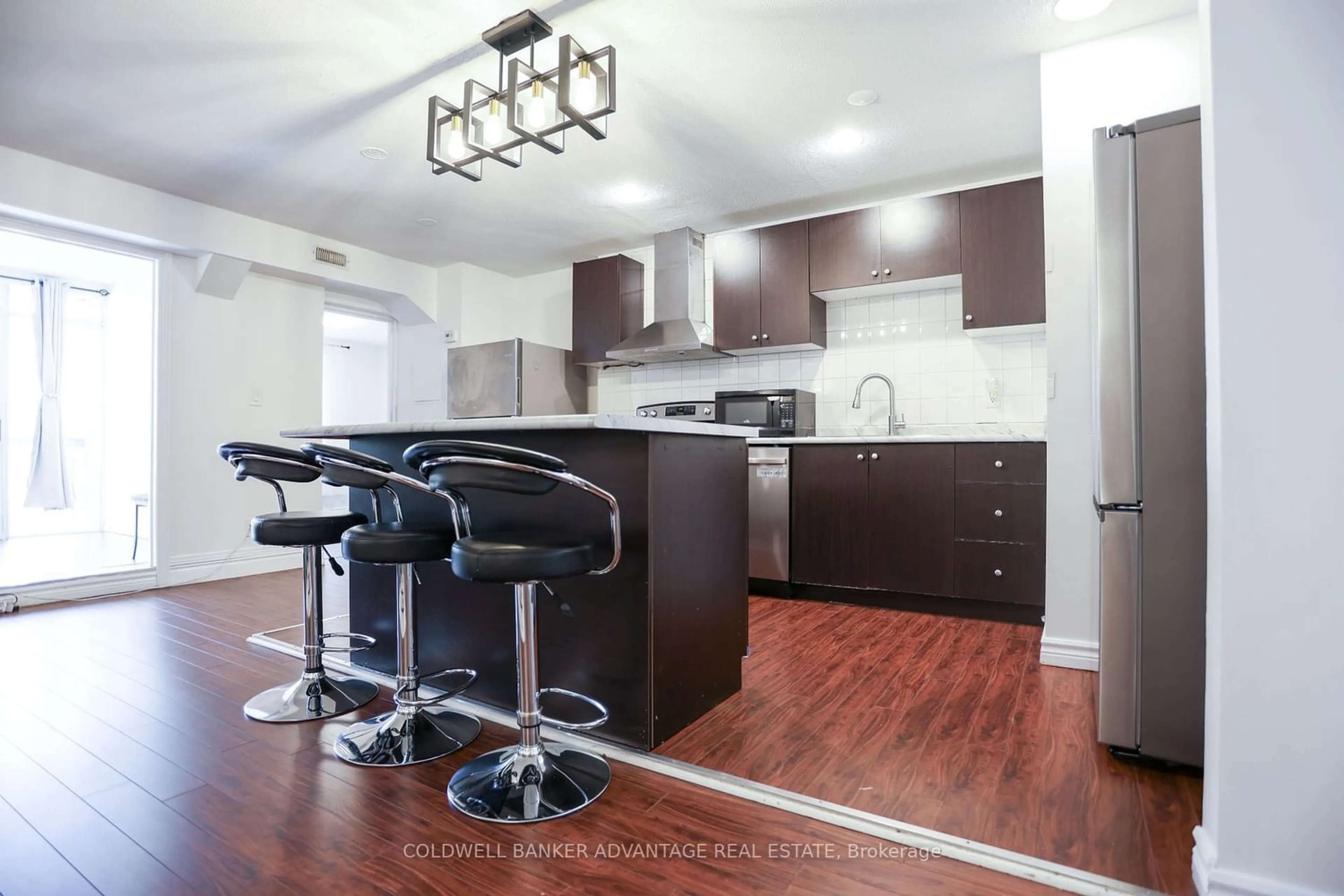 Contemporary kitchen for 3025 The Credit Woodlands Dr #211, Mississauga Ontario L5C 2V3