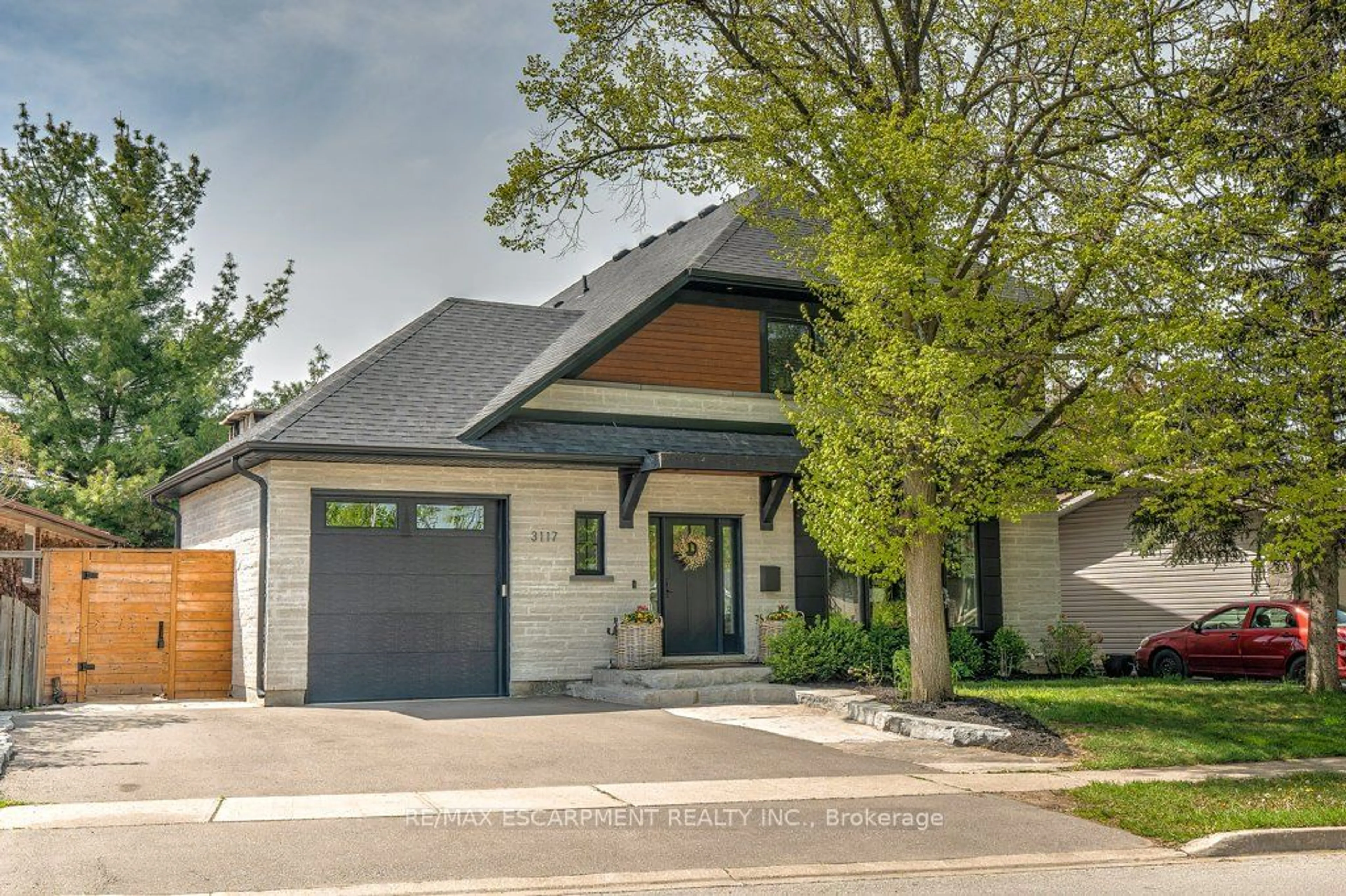Home with brick exterior material for 3117 Centennial Dr, Burlington Ontario L7M 1B8