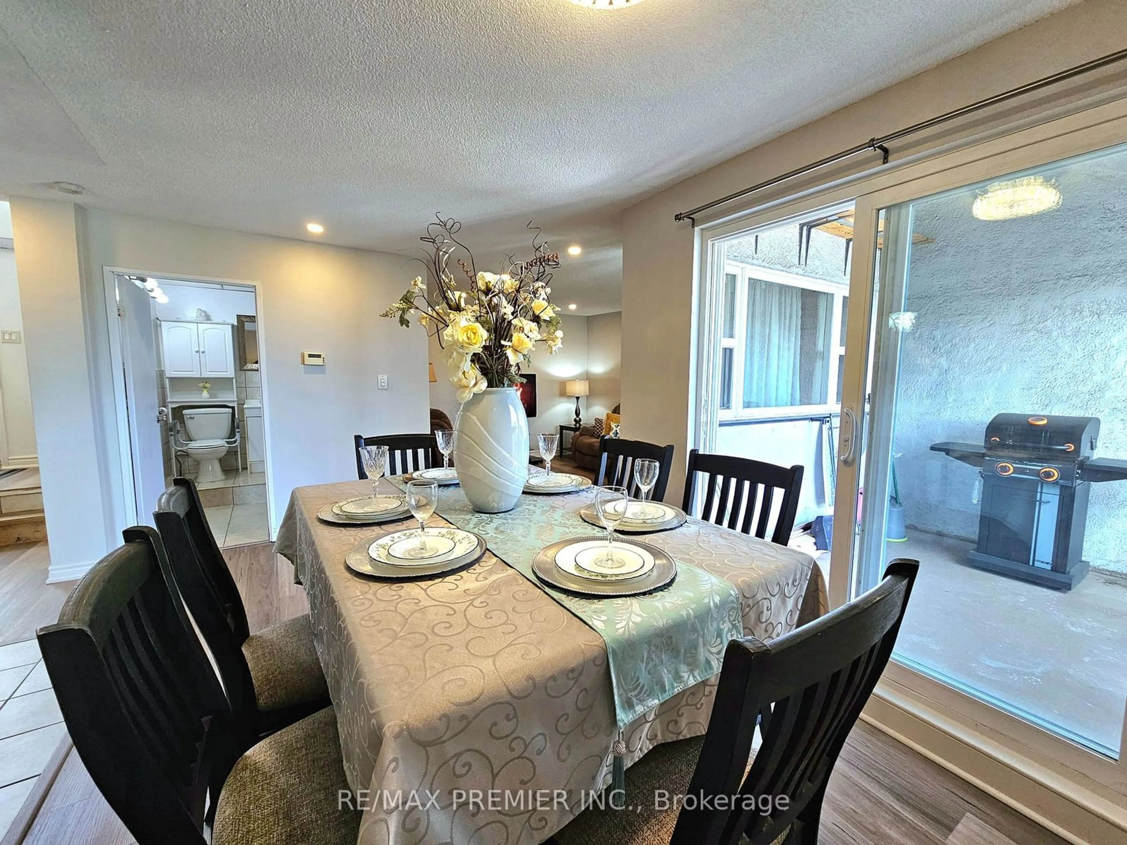 Dining room for 3050 Constitution Blvd #48, Mississauga Ontario L4Y 3X7