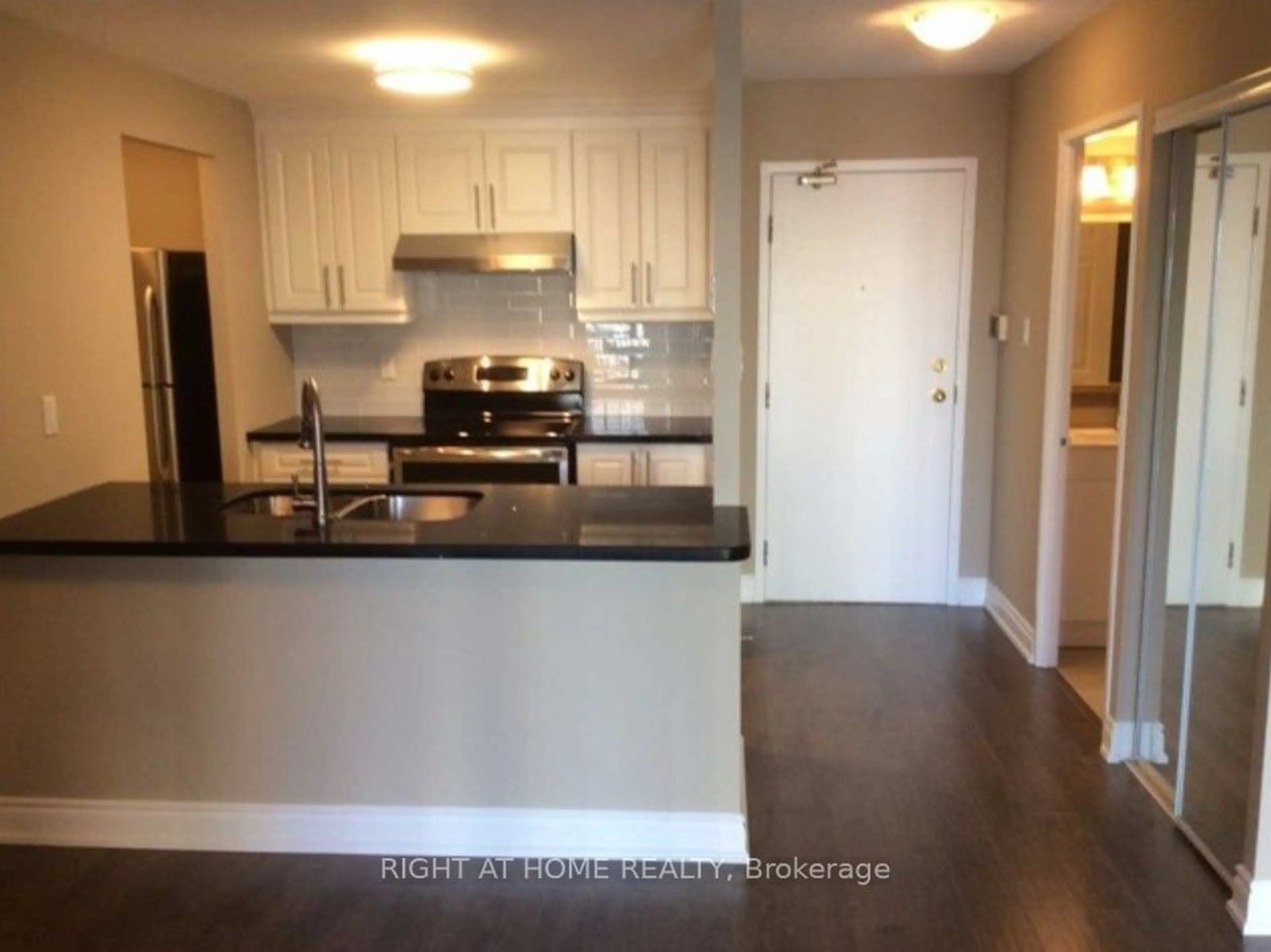 Standard kitchen for 285 Enfield Pl #601, Mississauga Ontario L5B 3Y6
