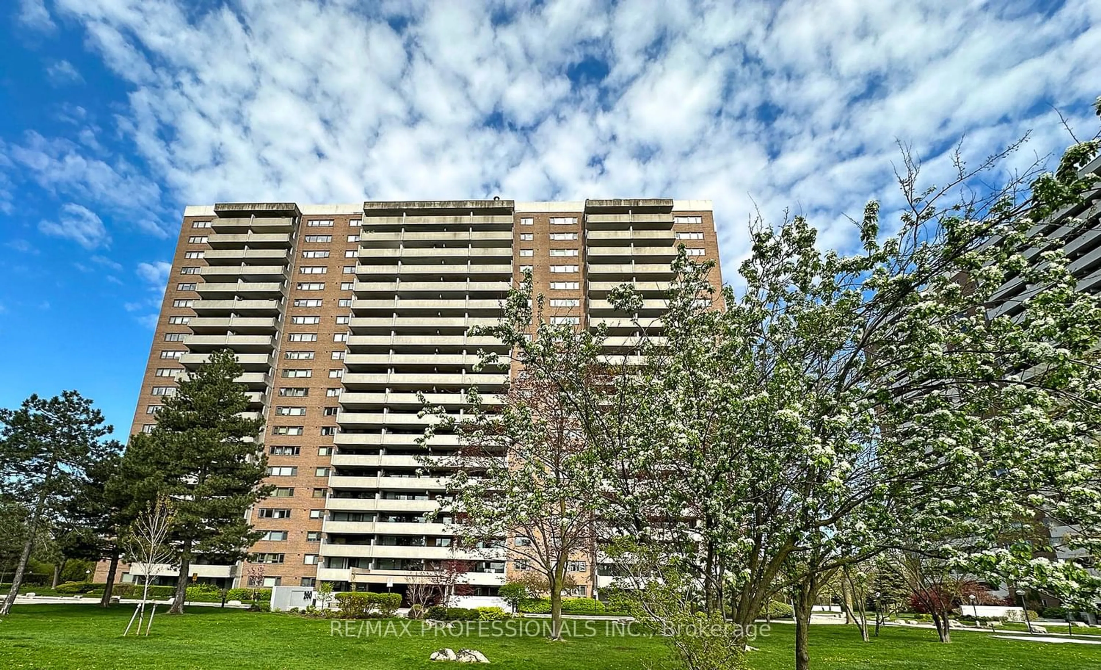 A pic from exterior of the house or condo for 260 Scarlett Rd #1909, Toronto Ontario M6N 4X6