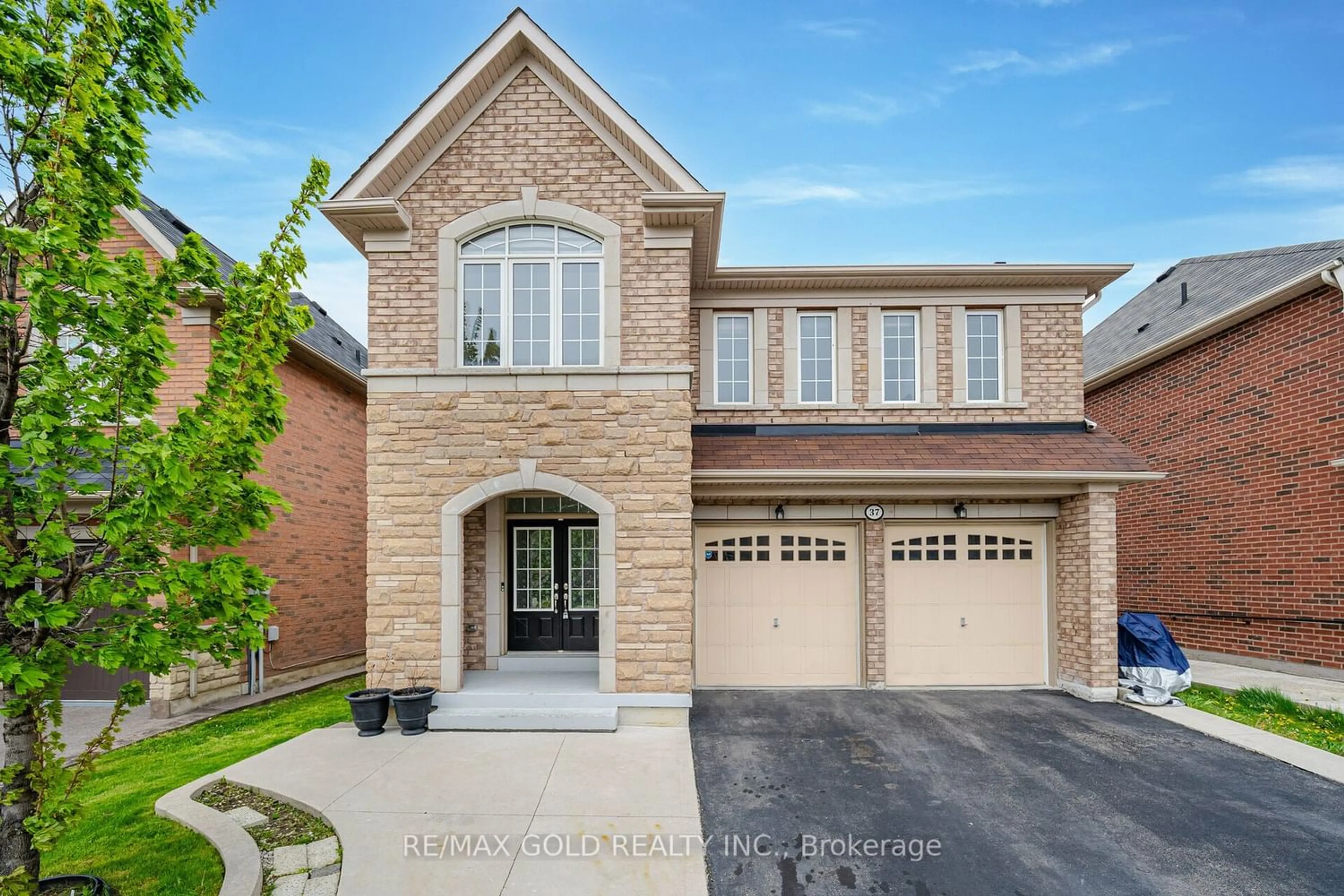Home with brick exterior material for 37 Ross Dr, Brampton Ontario L6R 0W2