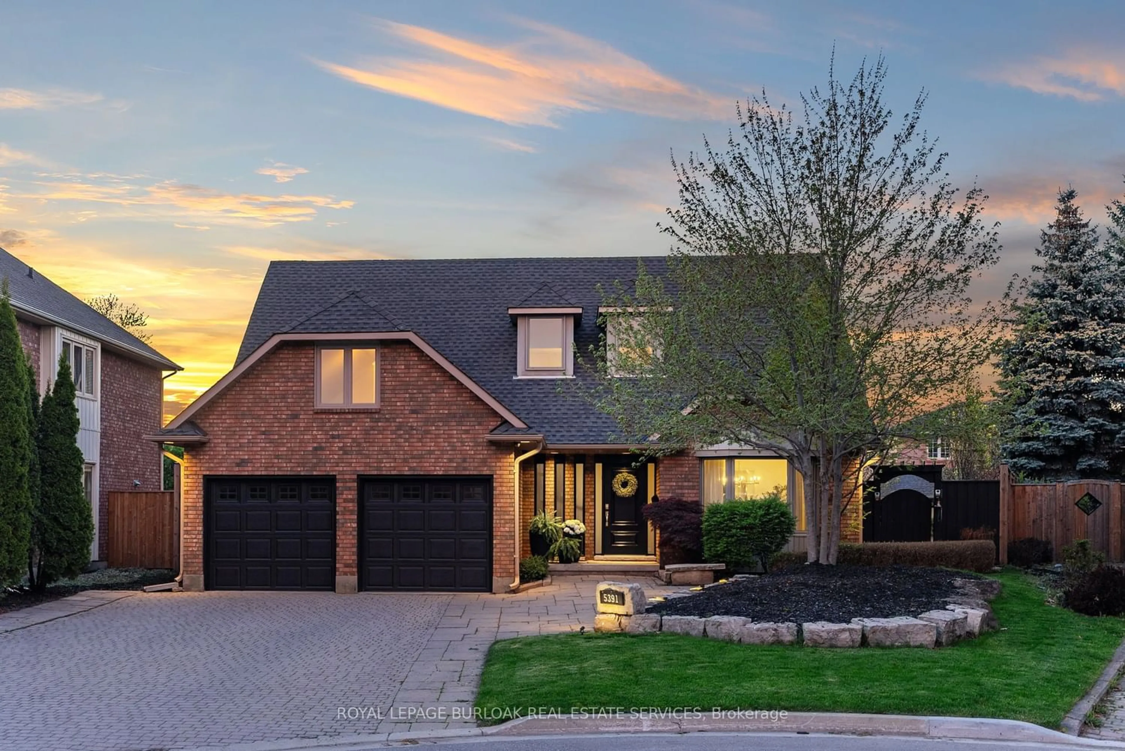 Home with brick exterior material for 5391 Linbrook Rd, Burlington Ontario L7L 3V1