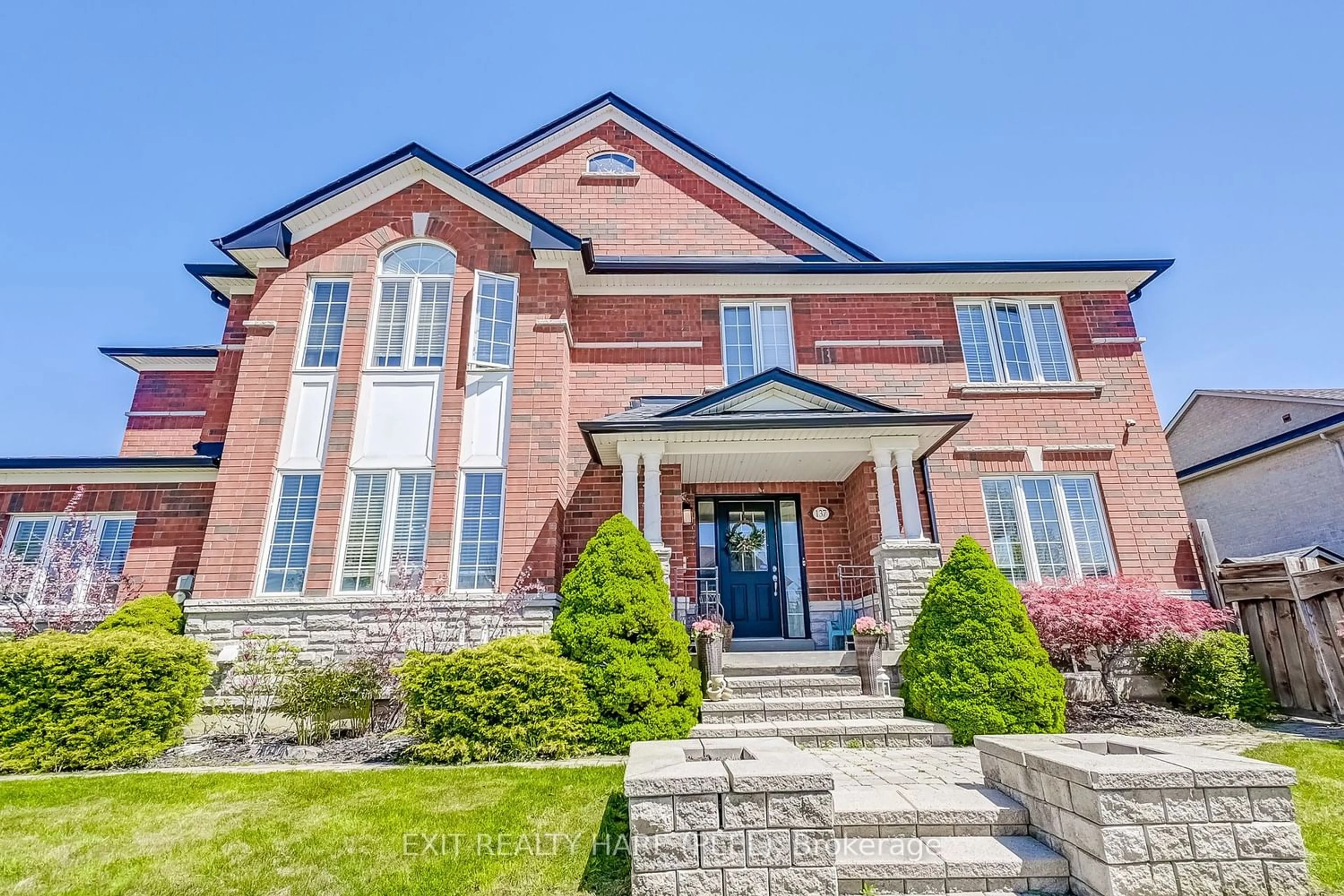 Home with brick exterior material for 137 Cedargrove Rd, Caledon Ontario L7E 2W9
