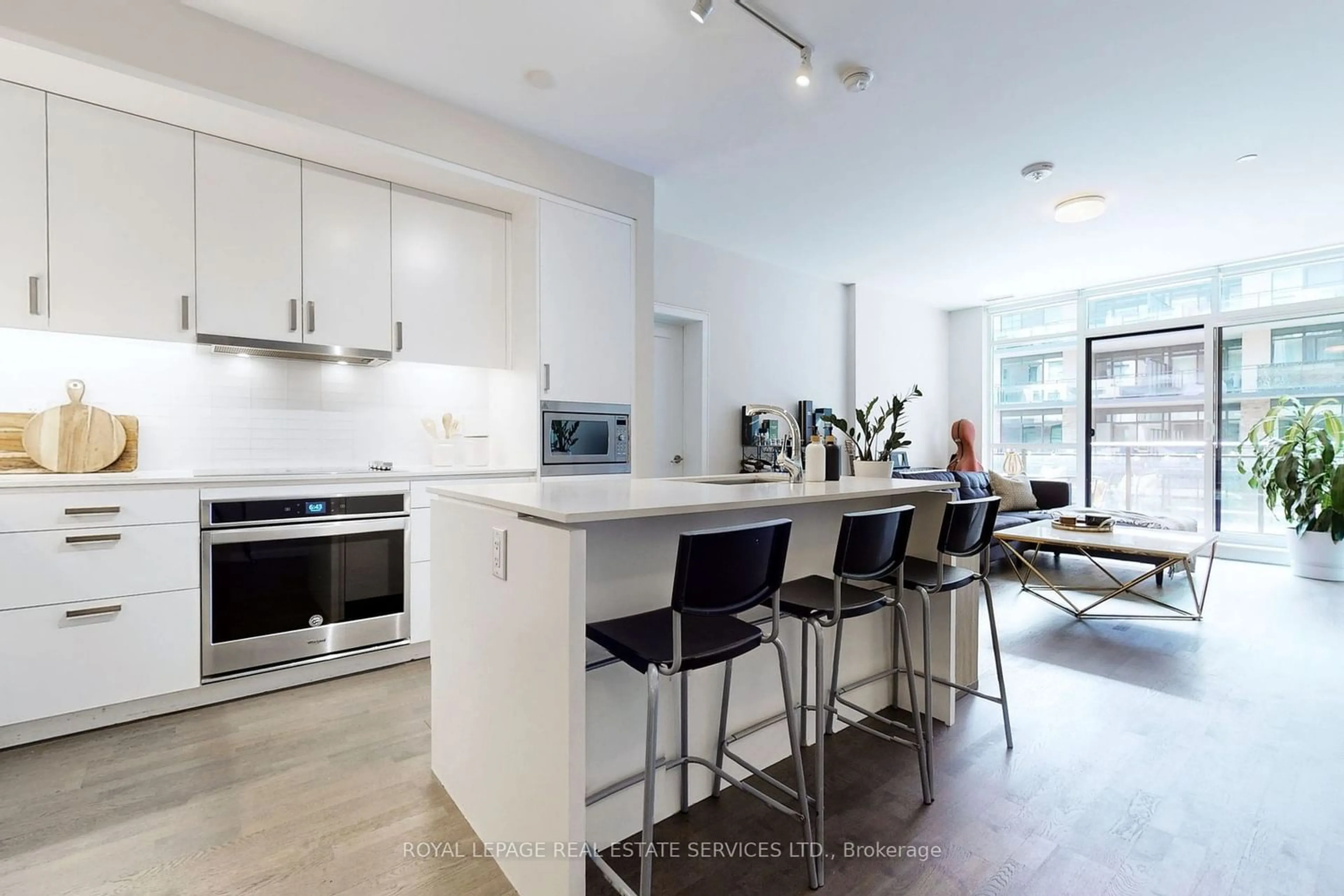 Contemporary kitchen for 1575 Lakeshore Rd #135, Mississauga Ontario L5J 0B1