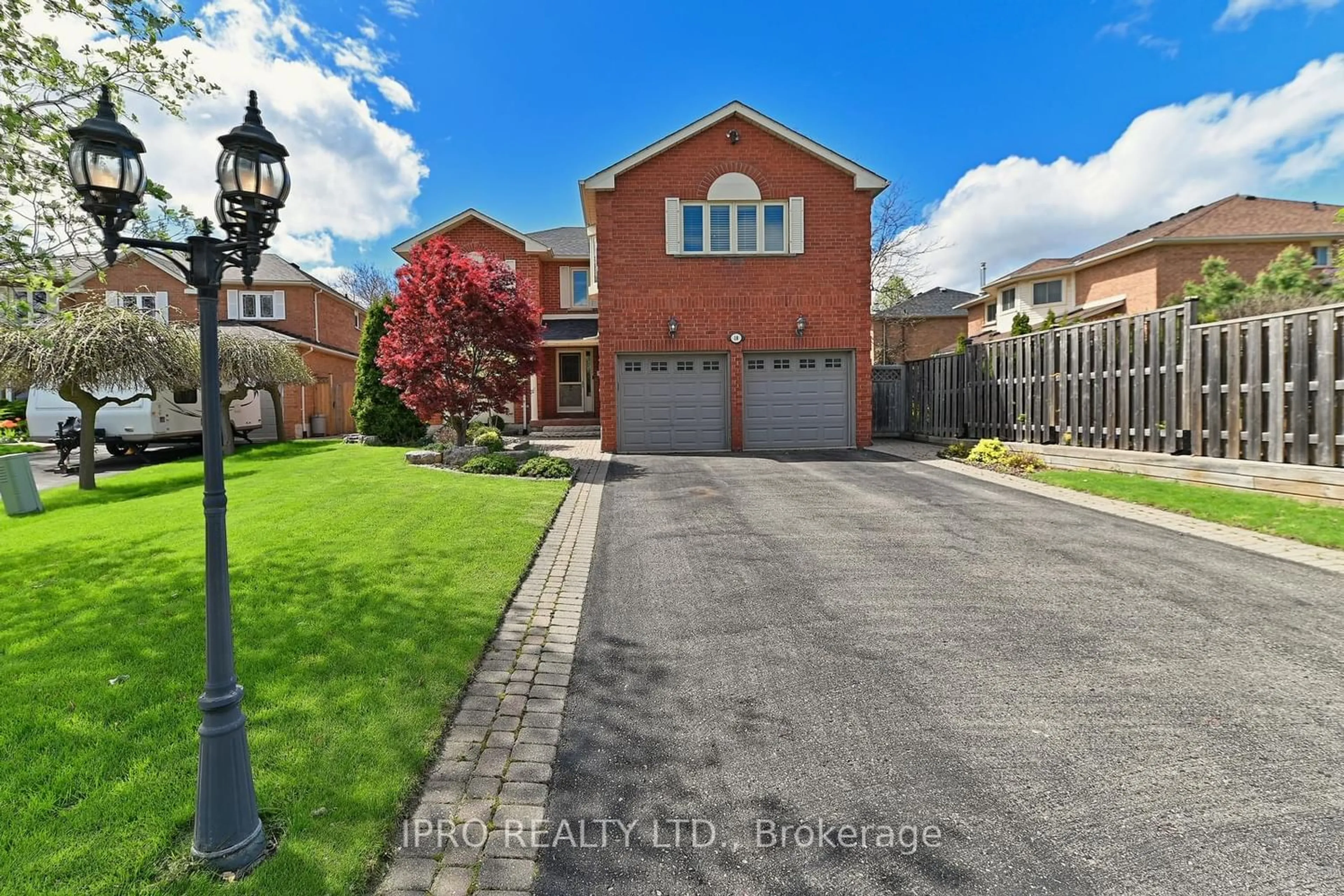 Frontside or backside of a home for 18 Burrows Crt, Brampton Ontario L6X 3H4