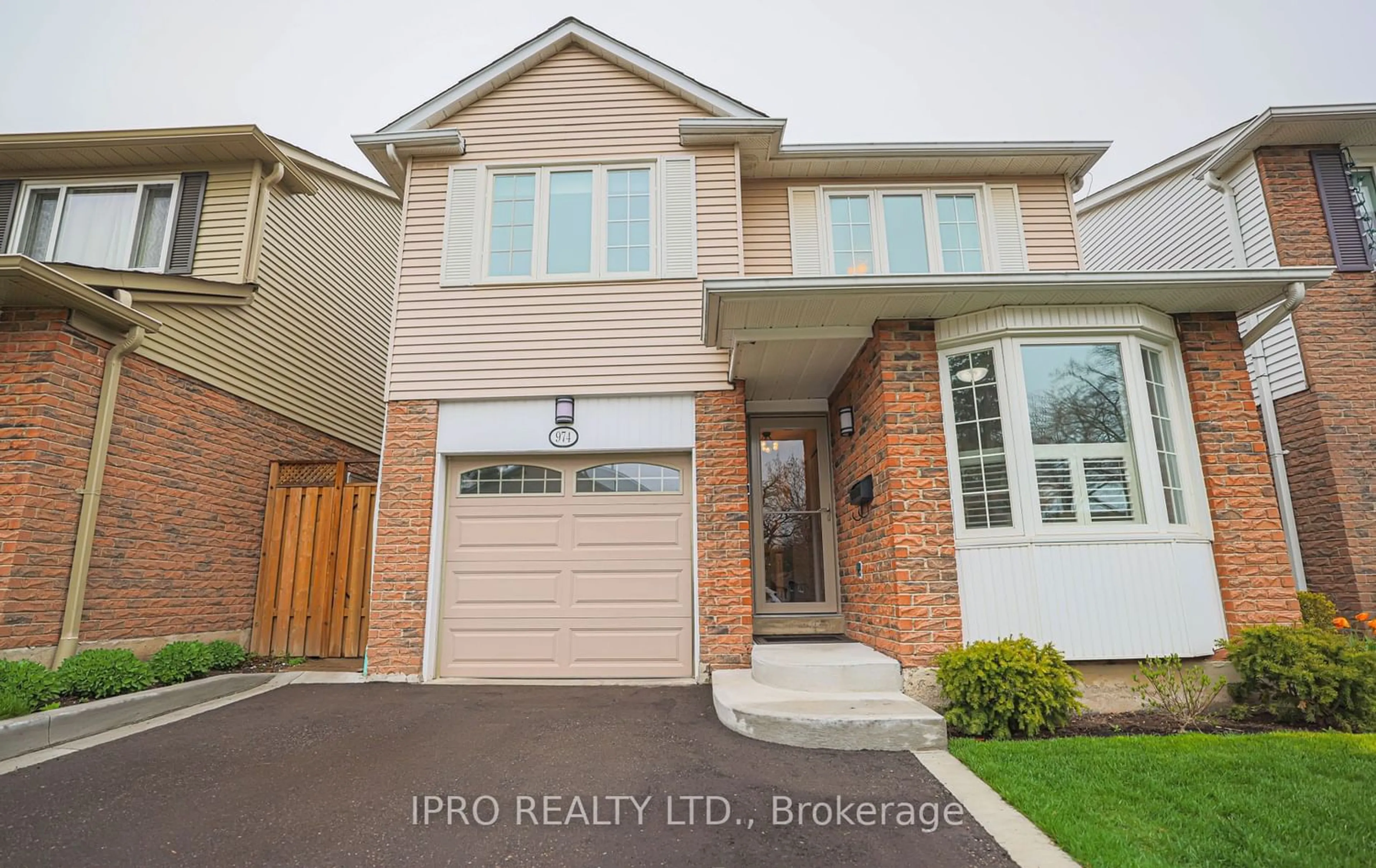 Frontside or backside of a home for 974 Raintree Lane, Mississauga Ontario L5H 3Y6