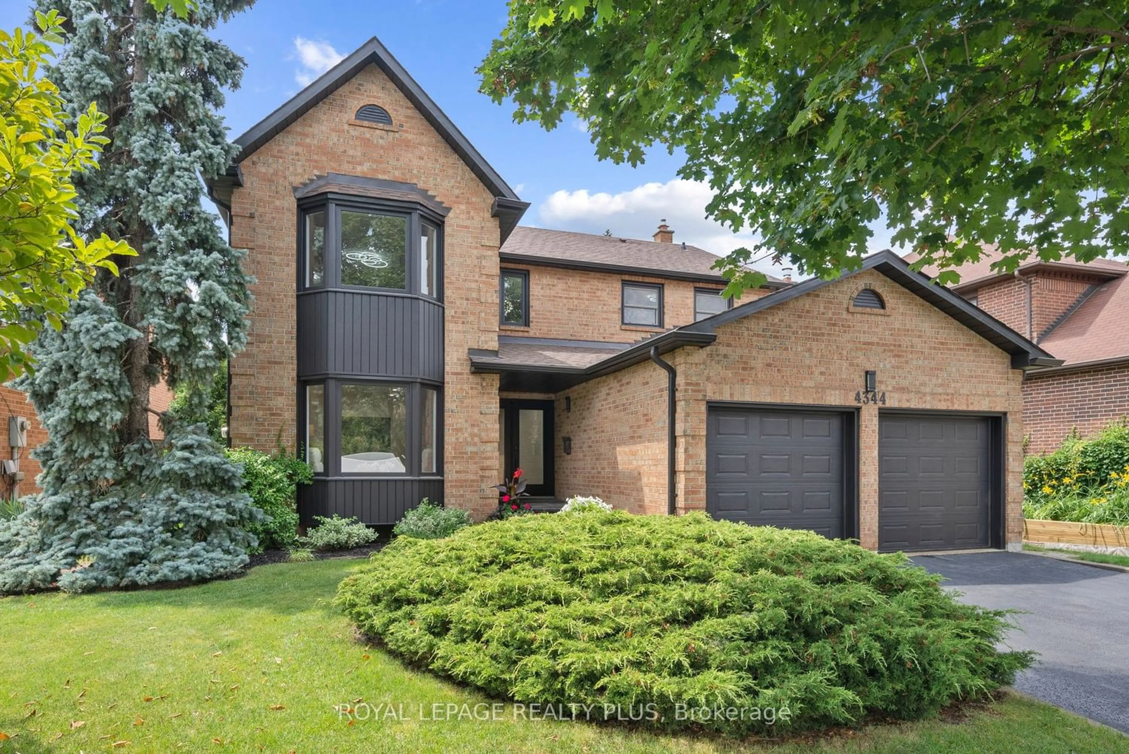Home with brick exterior material for 4344 Dallas Crt, Mississauga Ontario L4W 4G7