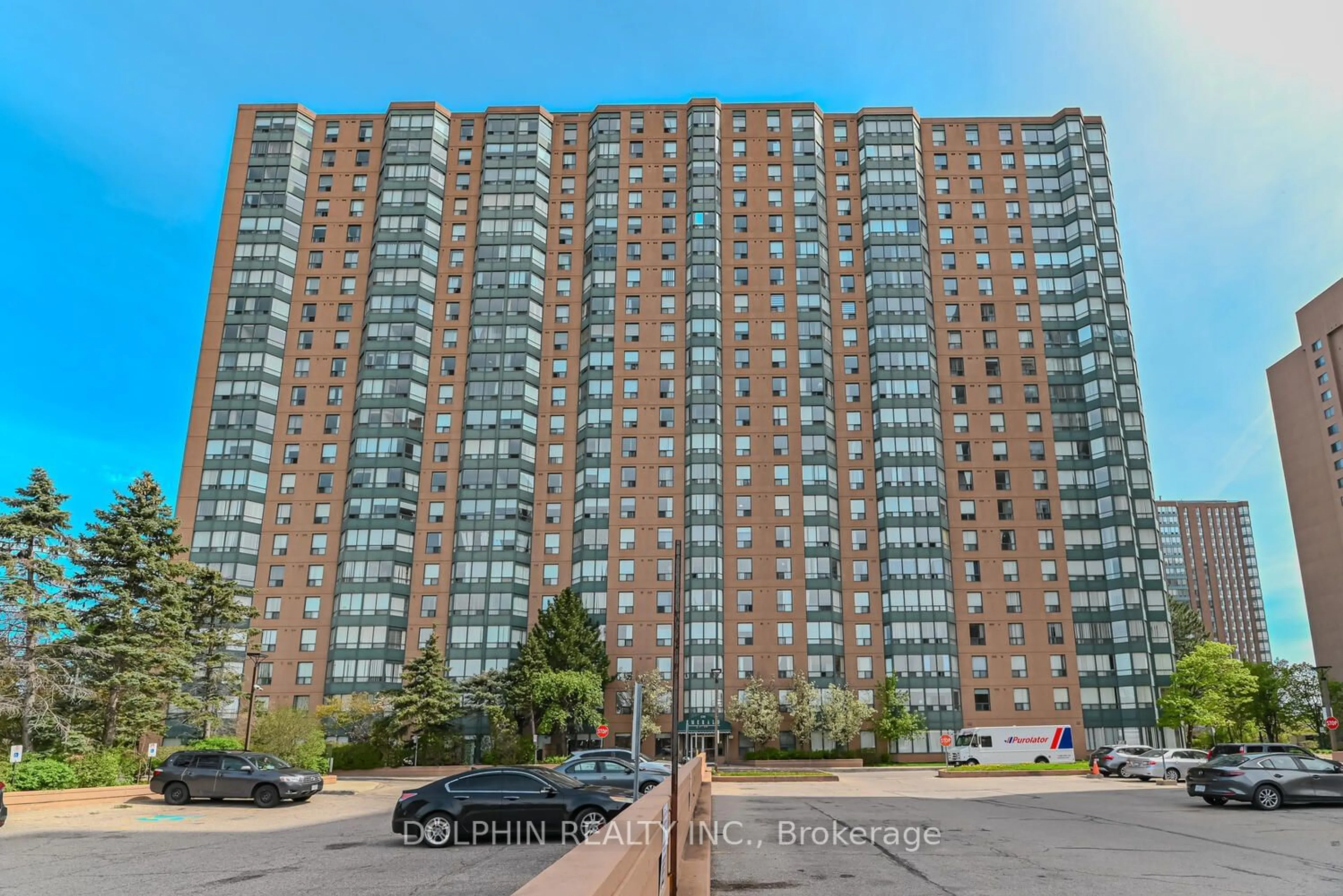 A pic from exterior of the house or condo for 135 Hillcrest Ave #813, Mississauga Ontario L5B 4B1