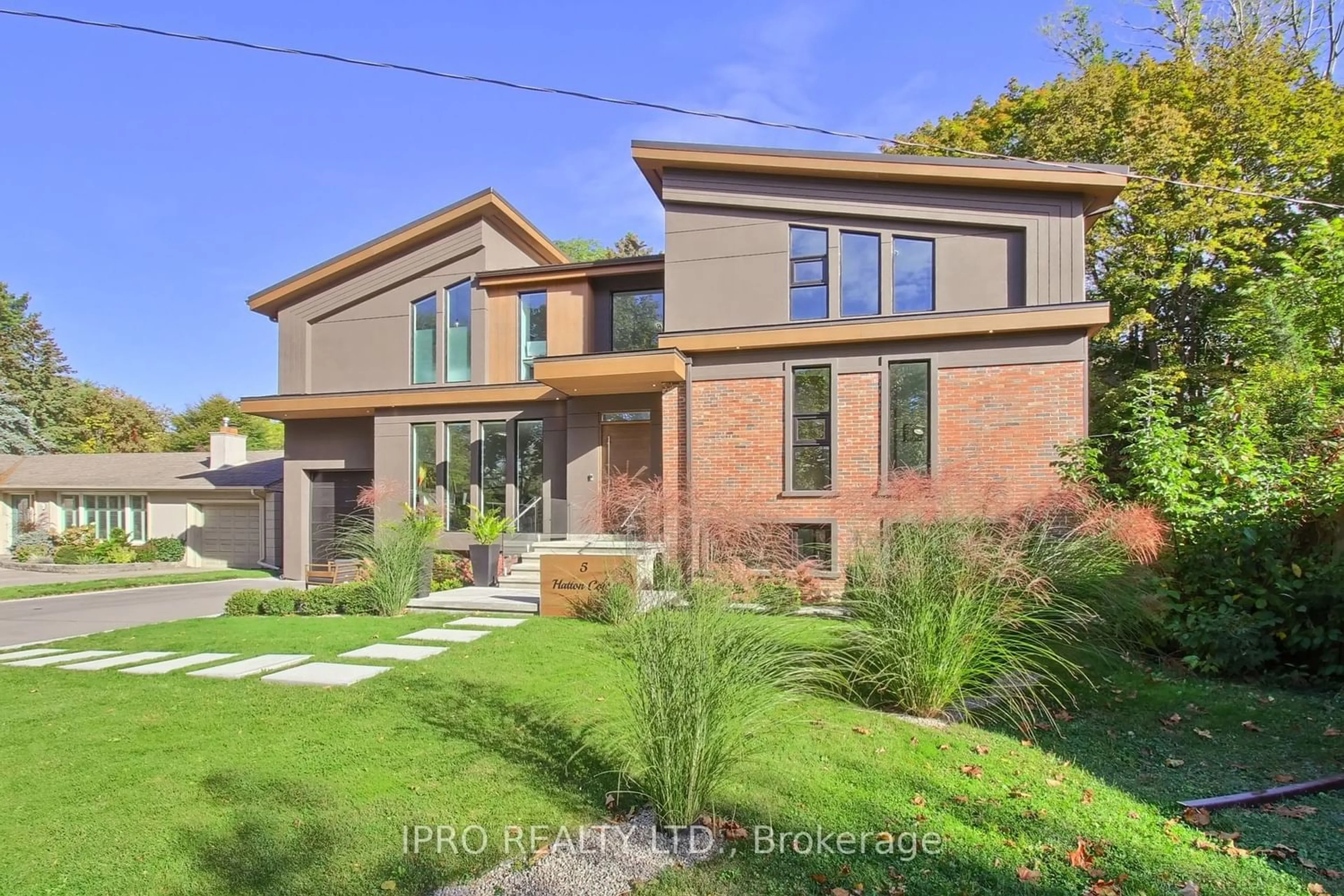 Home with brick exterior material for 5 Hatton Crt, Toronto Ontario M9A 1J6