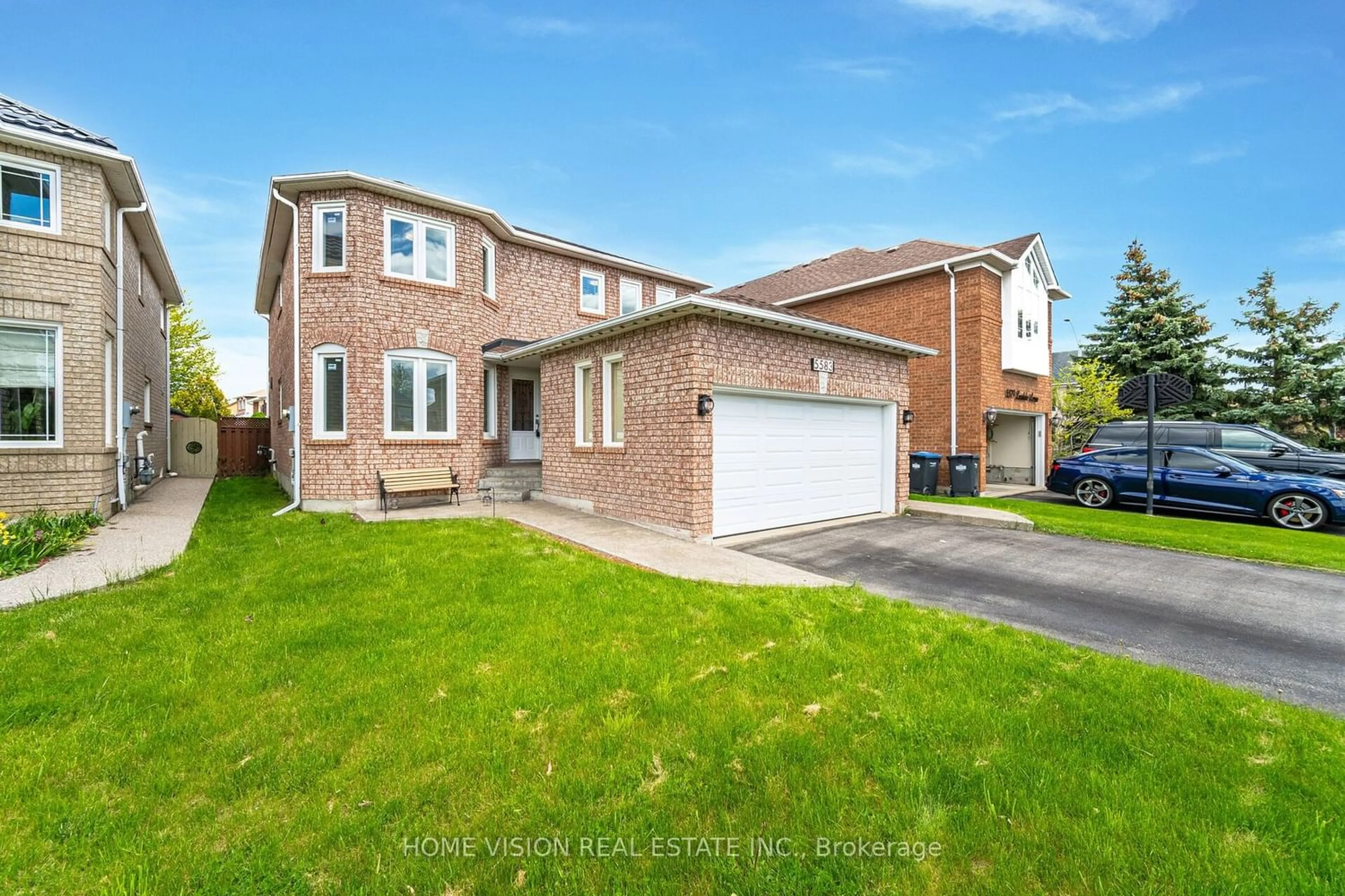 Frontside or backside of a home for 5583 Loonlake Ave, Mississauga Ontario L5V 2E4