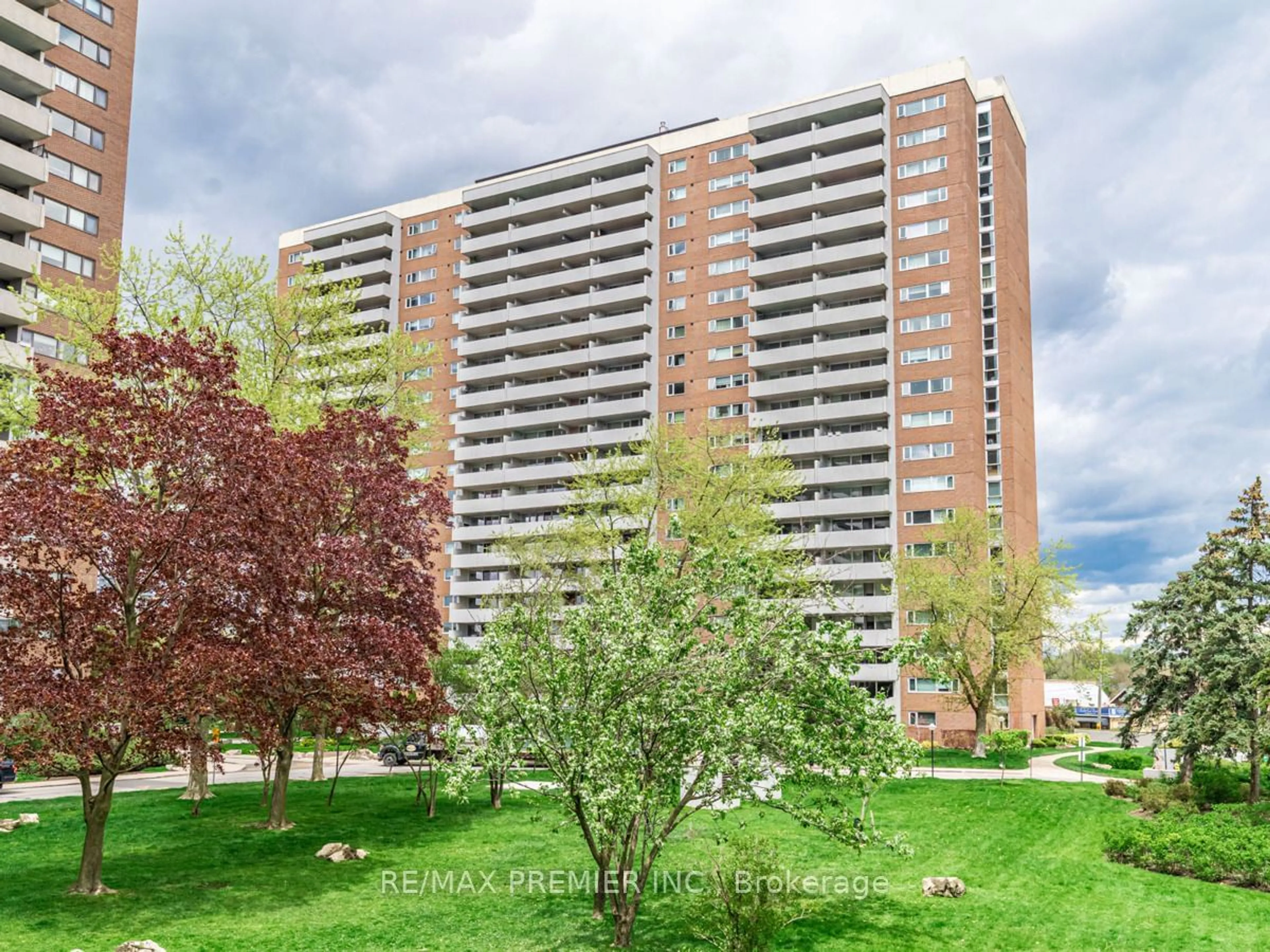 A pic from exterior of the house or condo for 270 Scarlett Rd #301, Toronto Ontario M6N 4X7
