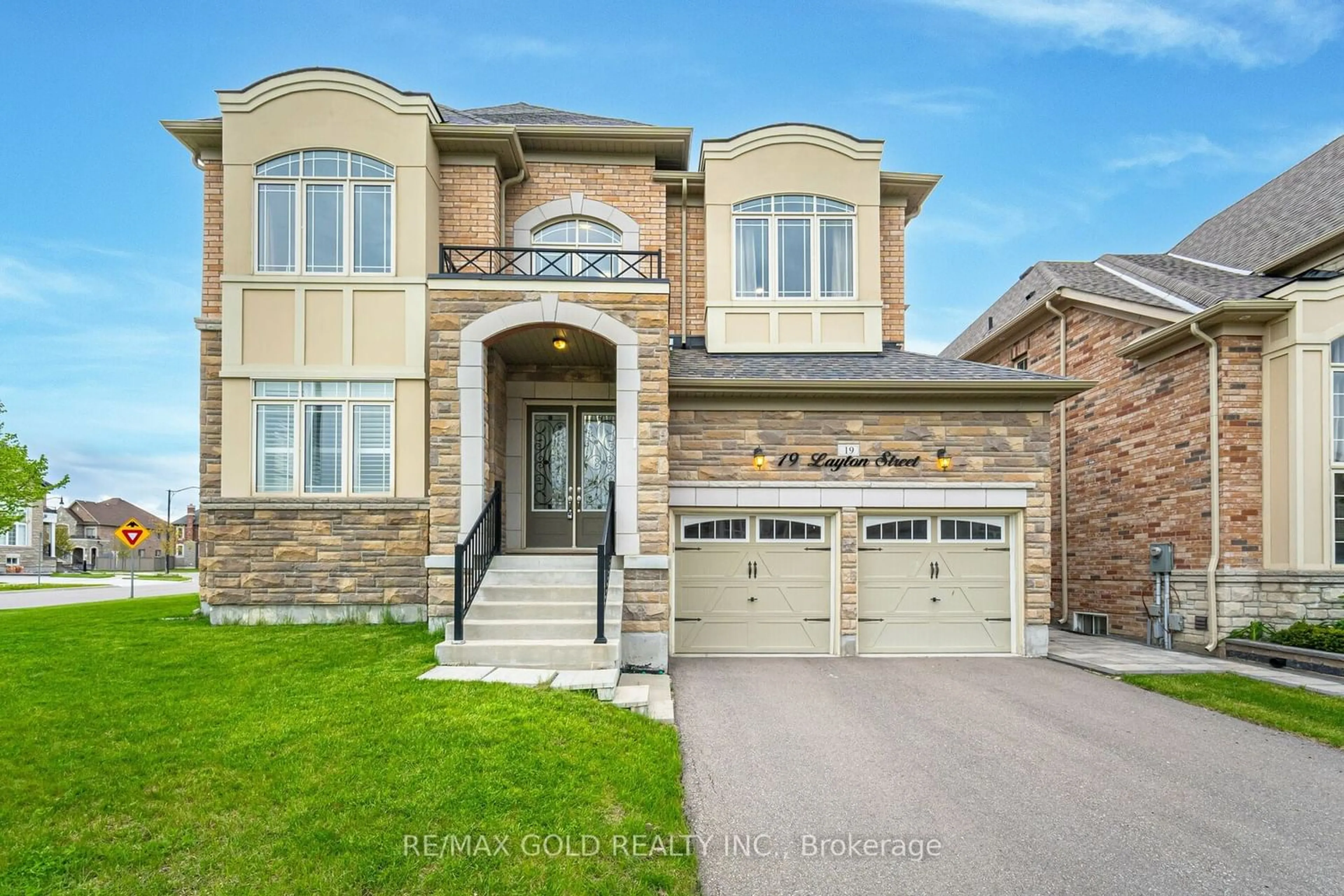 Frontside or backside of a home for 19 Layton St, Brampton Ontario L6P 4H4