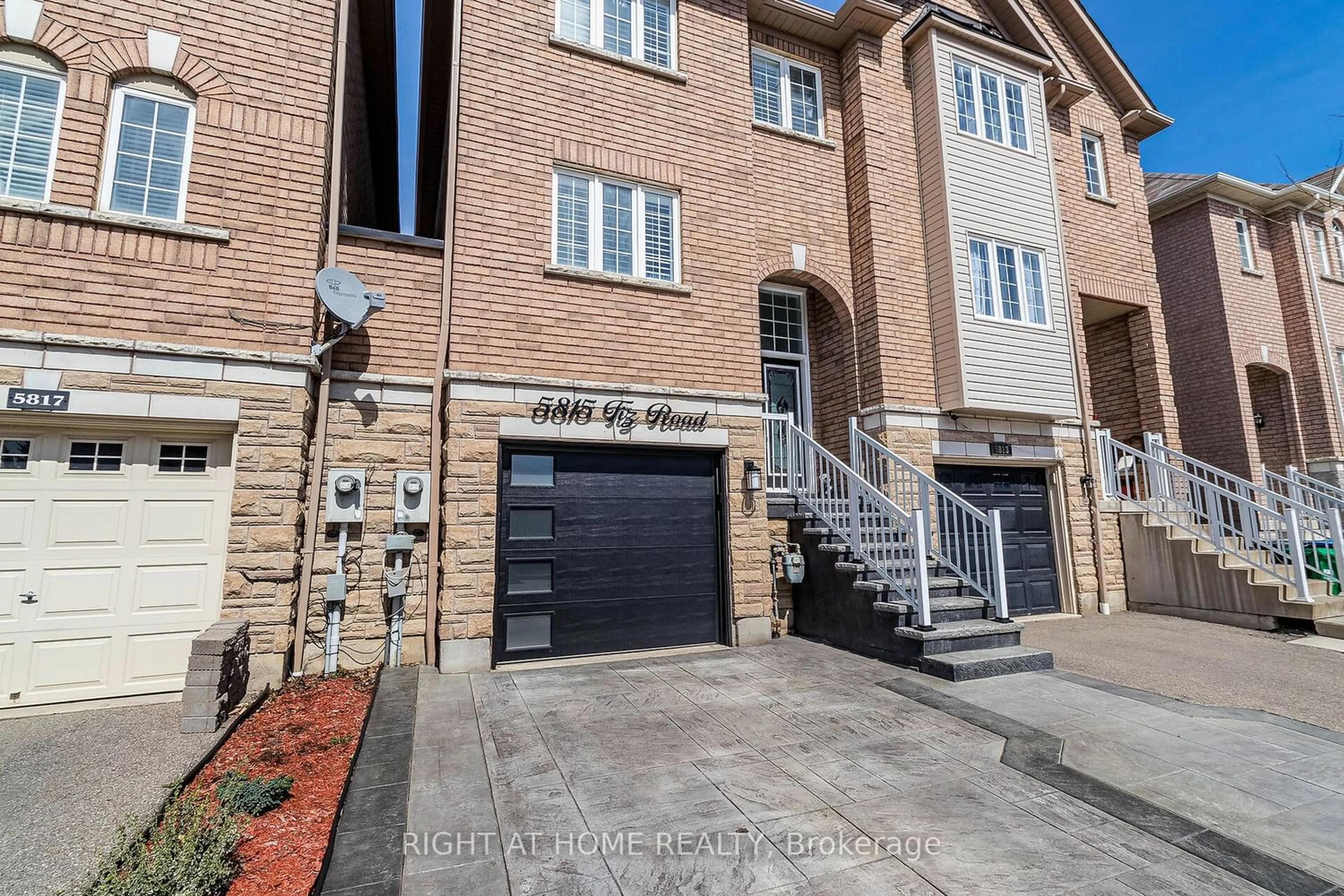 A pic from exterior of the house or condo for 5815 Tiz Rd, Mississauga Ontario L5R 0B6