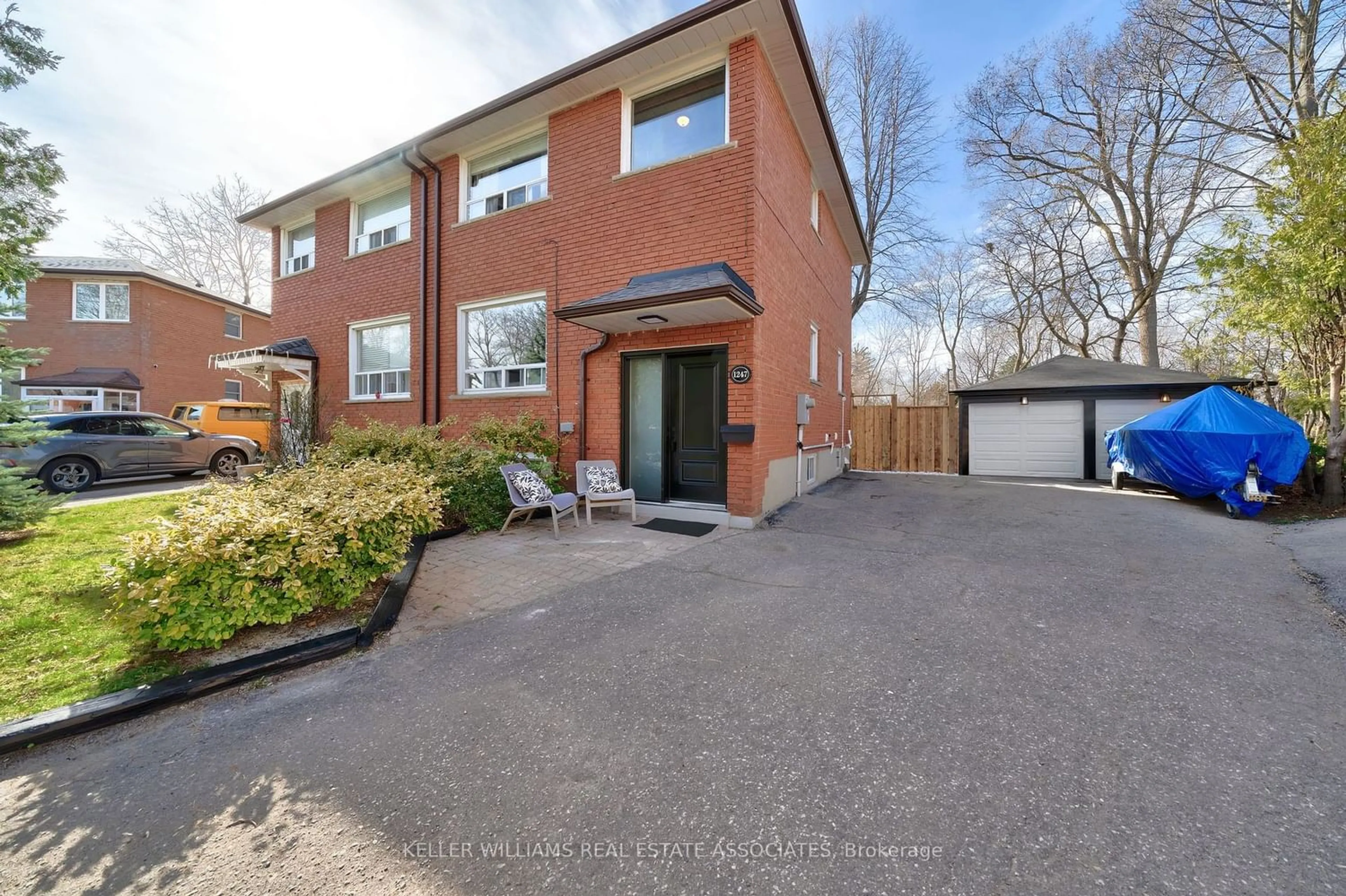 Home with brick exterior material for 1247 Bray Crt, Mississauga Ontario L5J 3S4