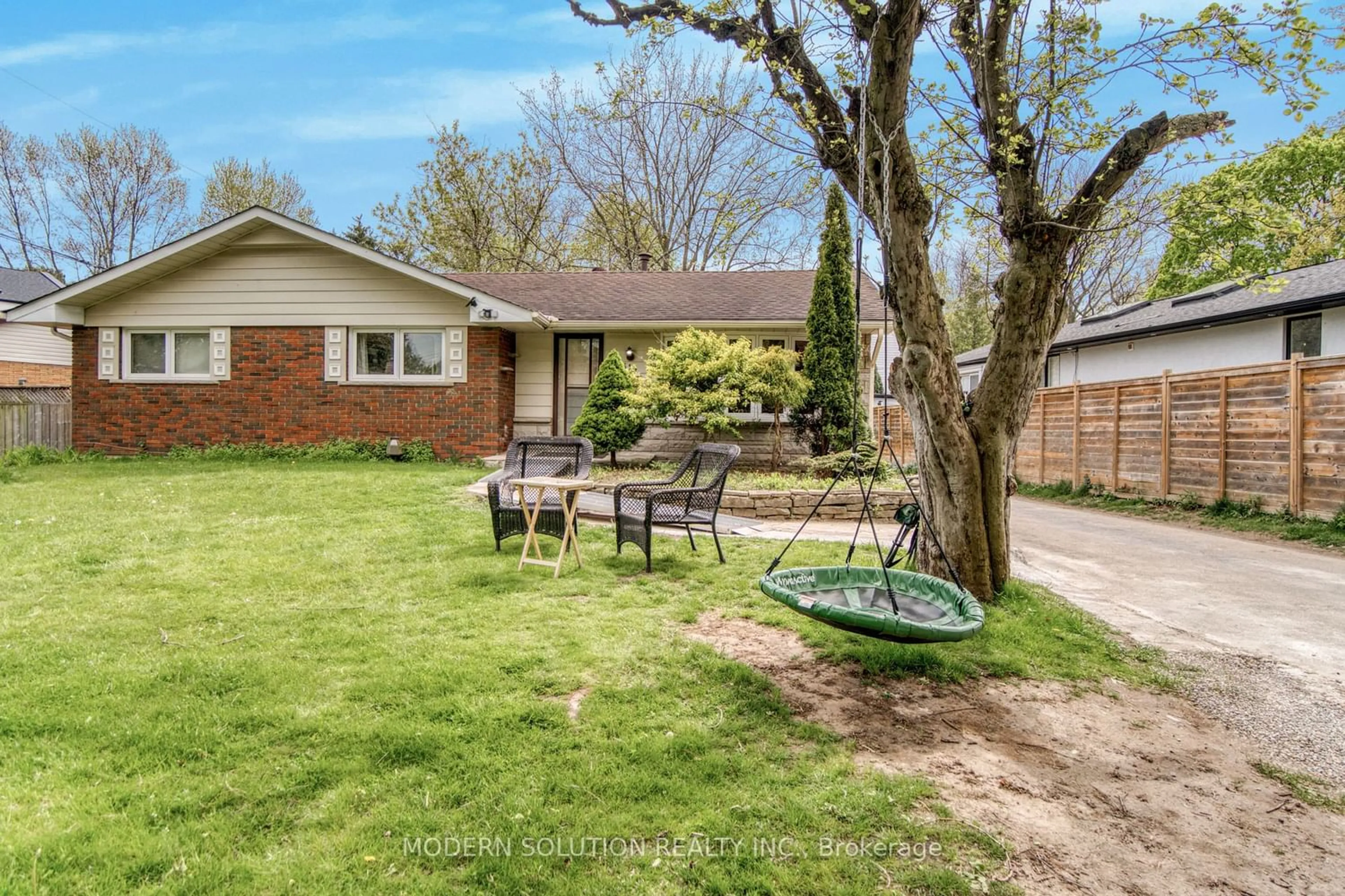 Frontside or backside of a home for 314 Strathcona Dr, Burlington Ontario L7L 2E1