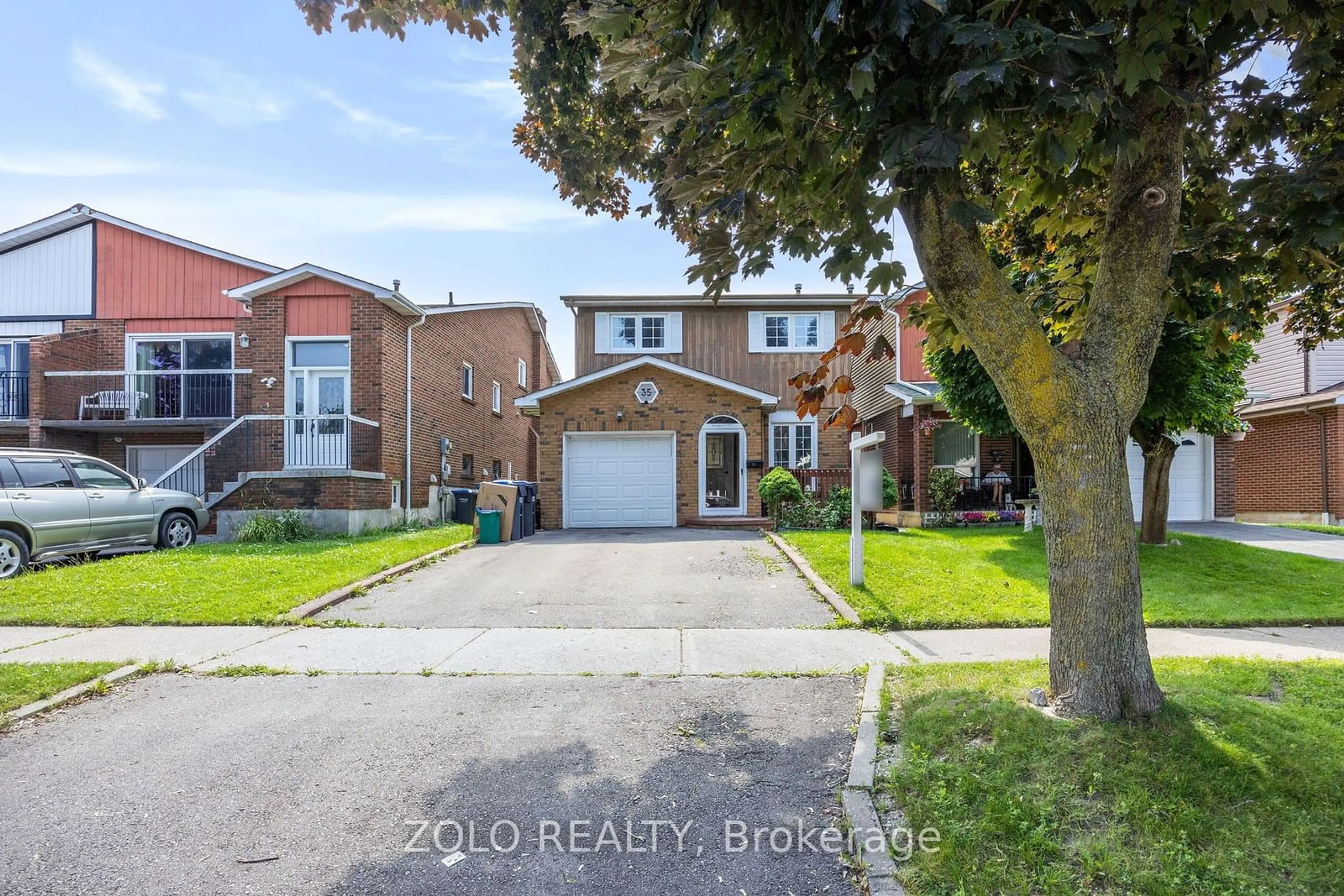 Indoor foyer for 35 Pluto Dr, Brampton Ontario L6V 3V2