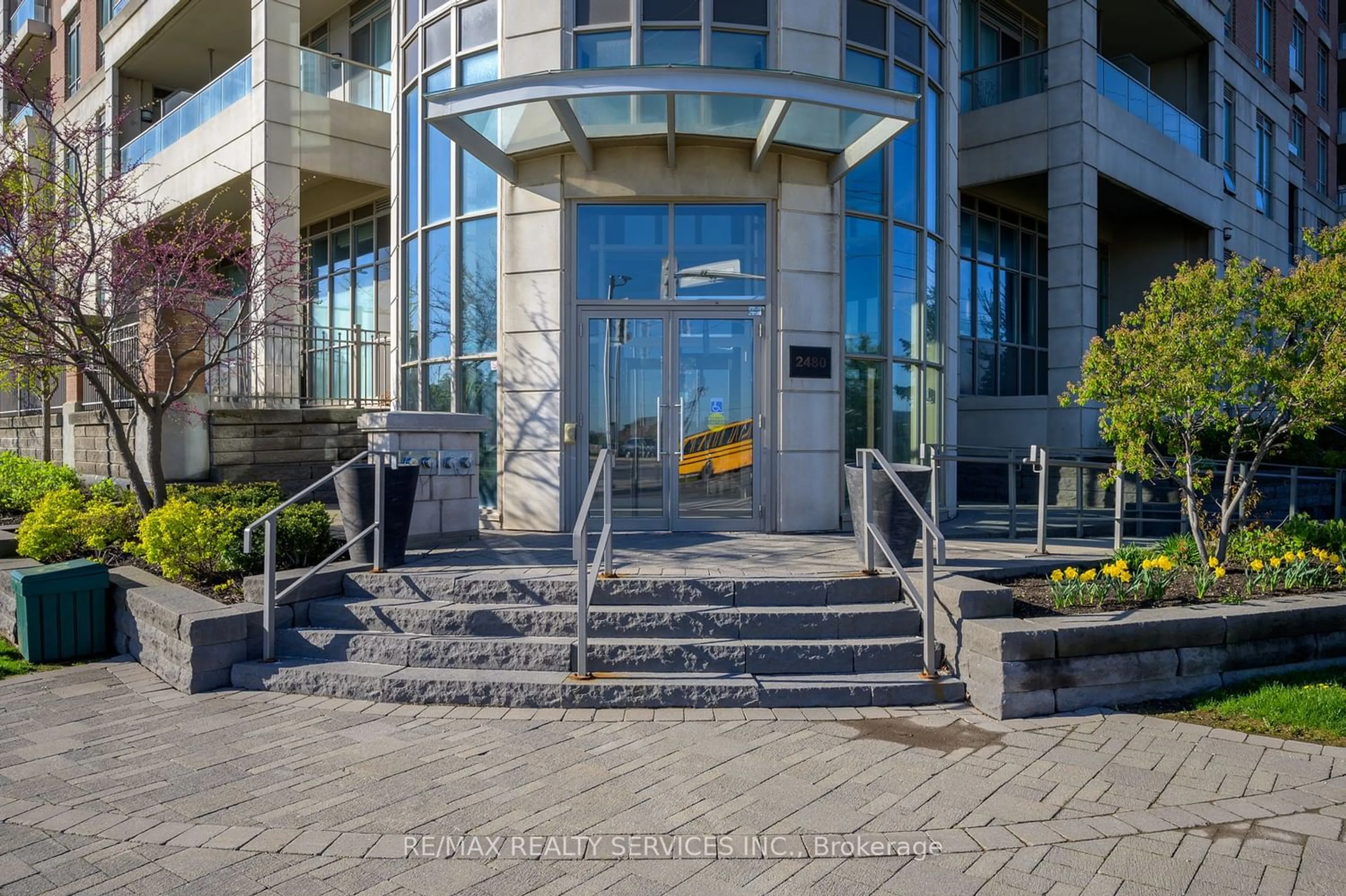 Indoor foyer for 2480 Prince Michael Dr #624, Oakville Ontario L6H 0H1