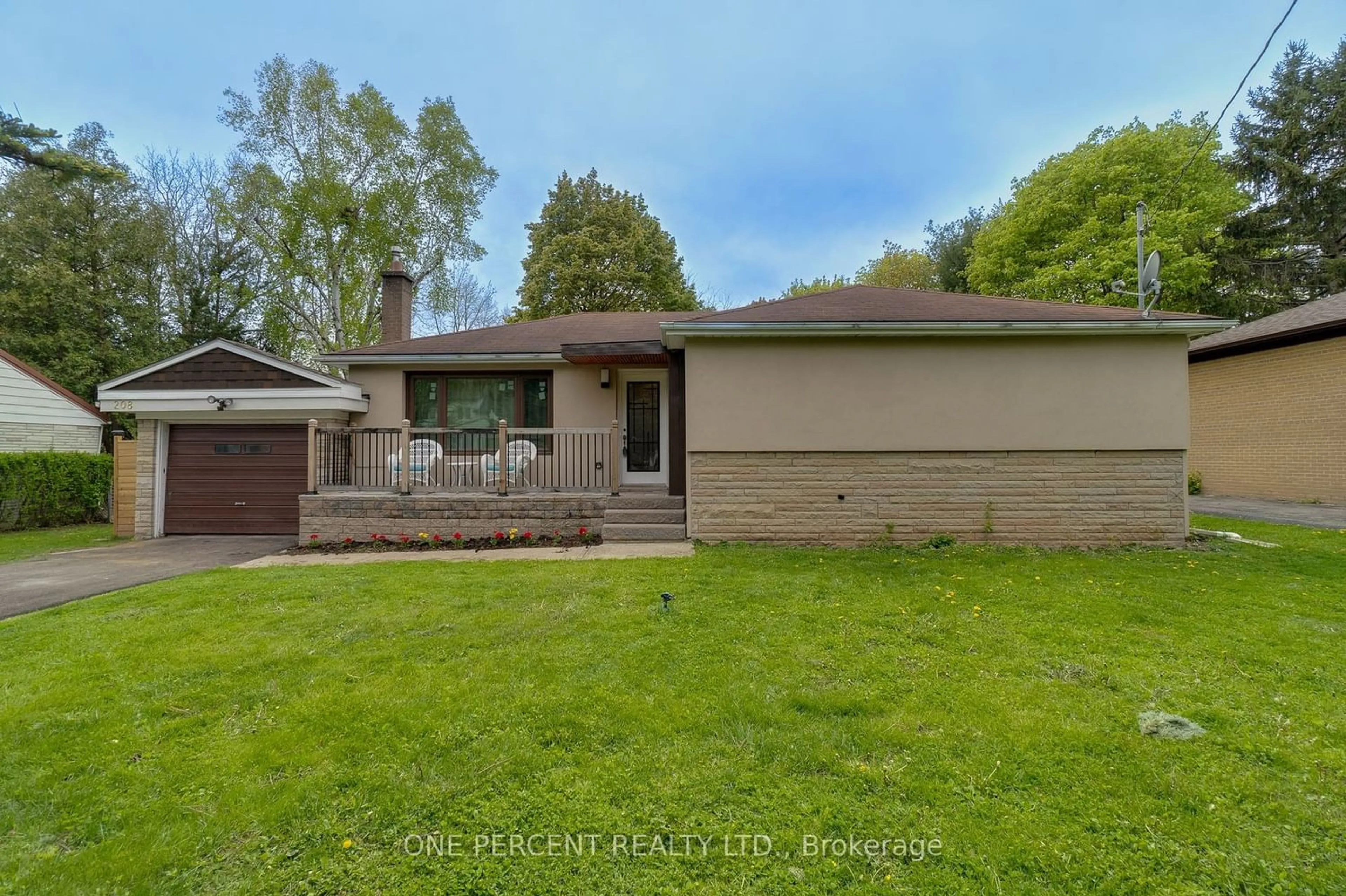 Frontside or backside of a home for 208 Glen Oak Dr, Oakville Ontario L6K 2J2