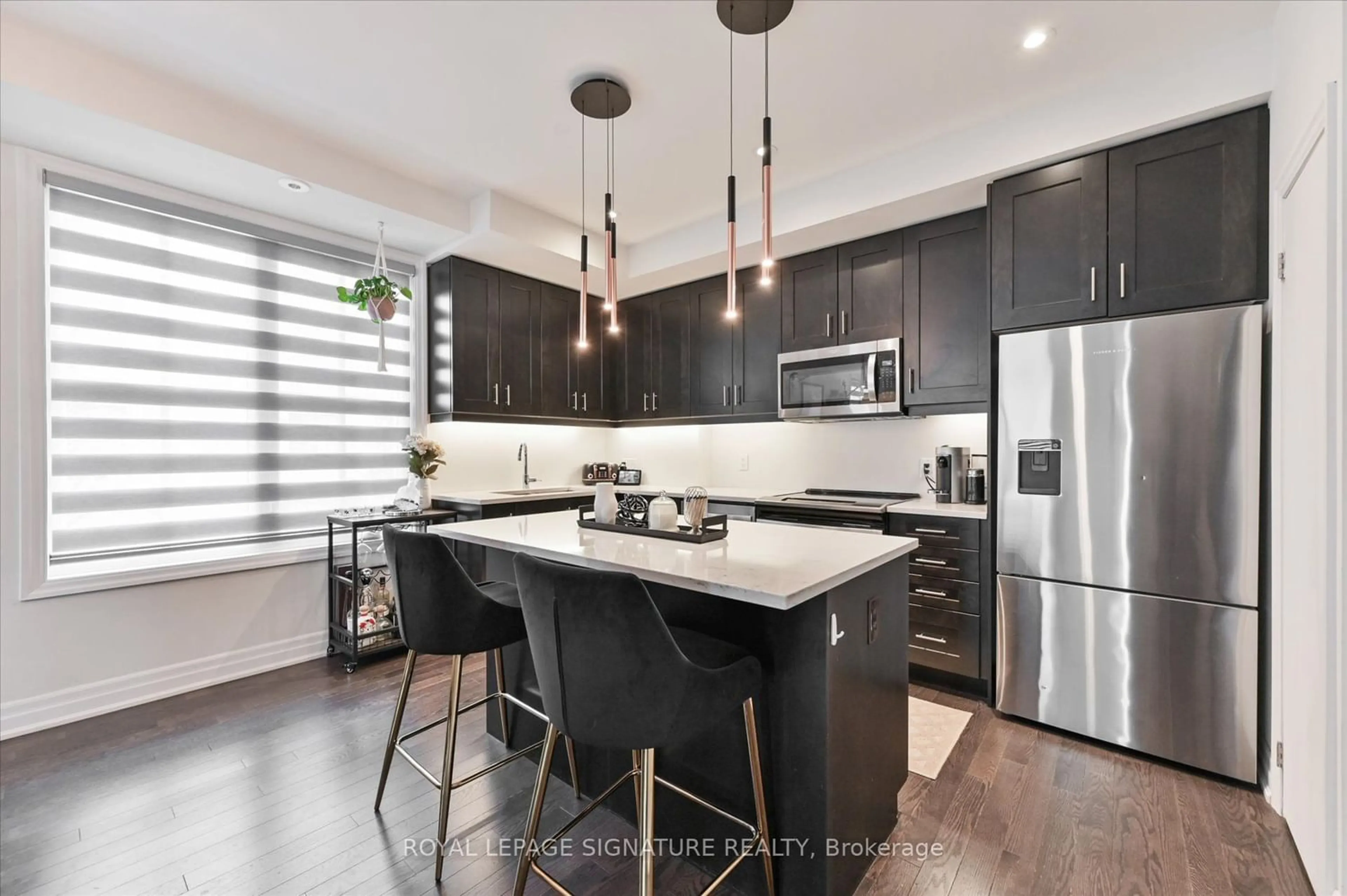 Contemporary kitchen for 1190 Cawthra Rd #609, Mississauga Ontario L5G 0A5