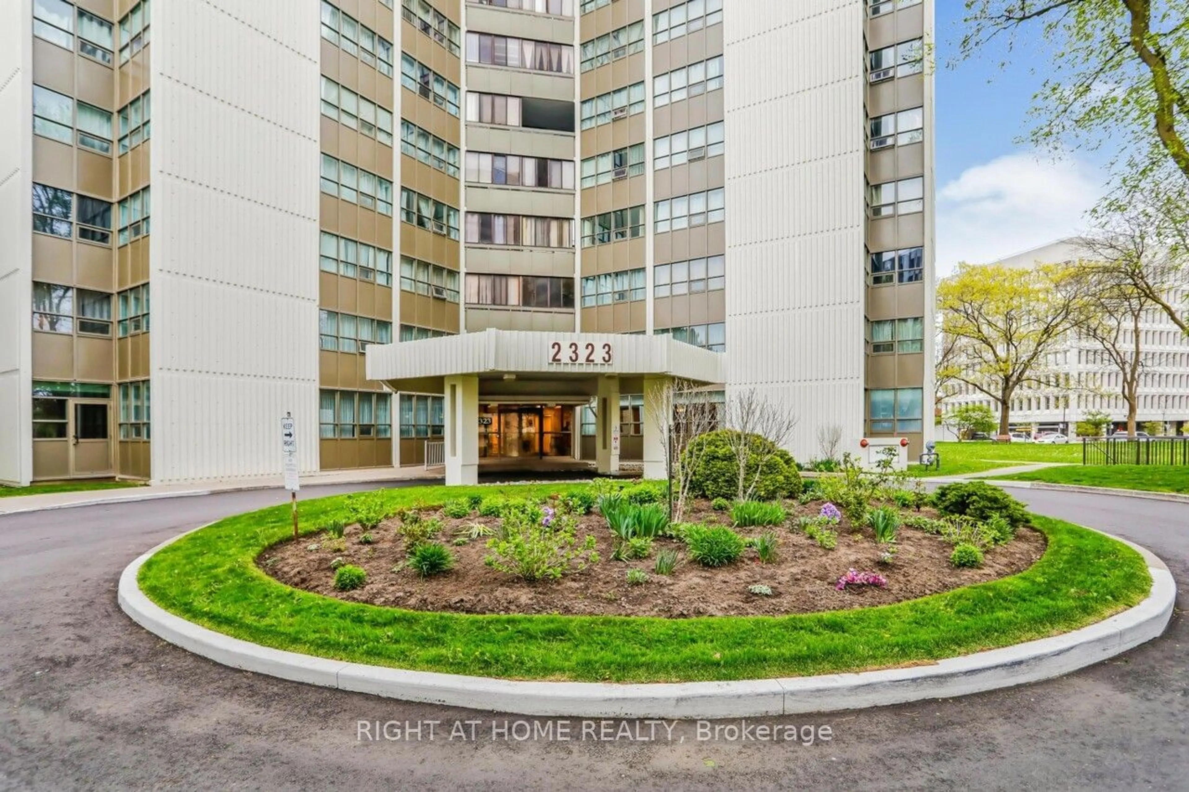 A pic from exterior of the house or condo for 2323 Confederation Pkwy #807, Mississauga Ontario L5B 1R6
