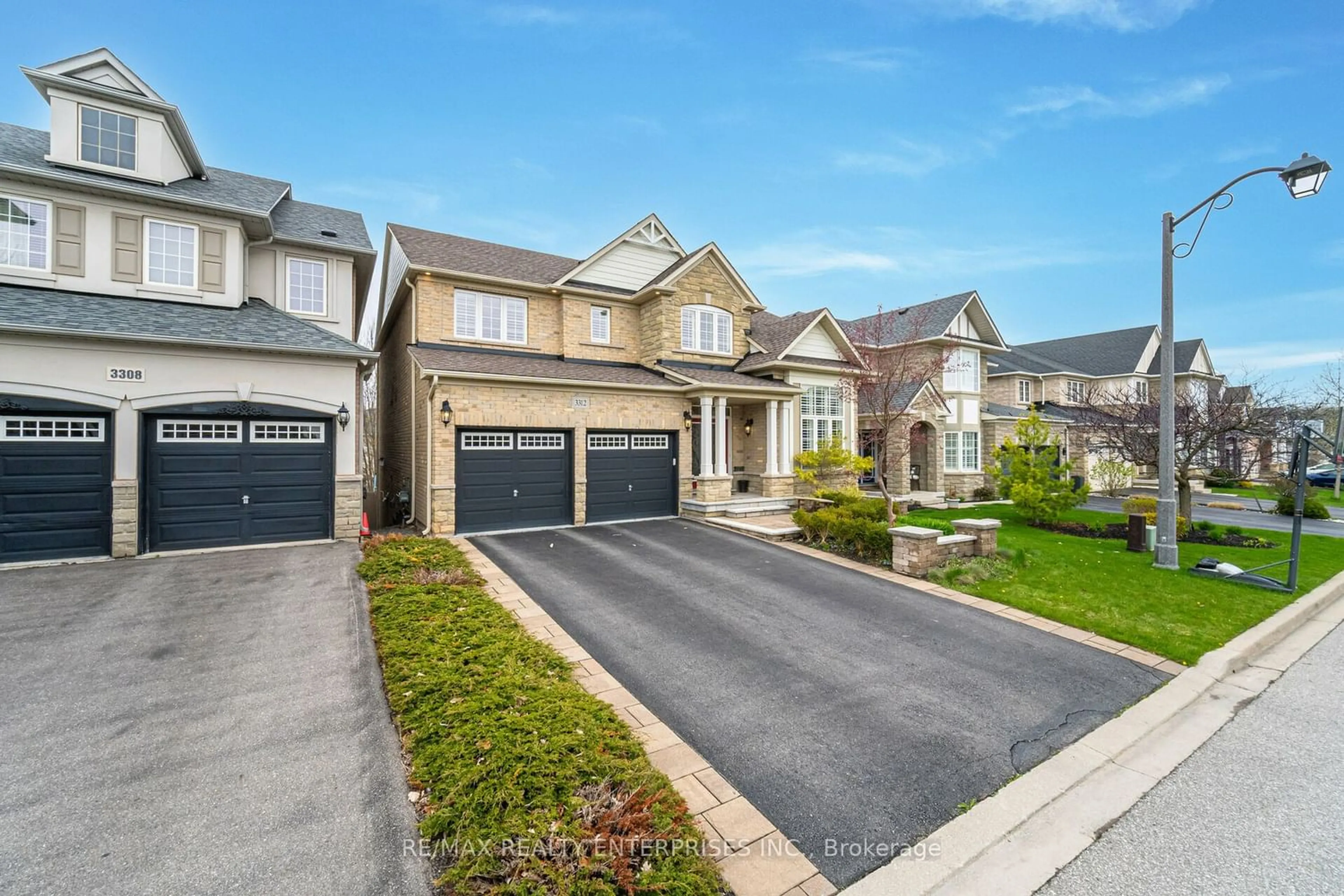 Frontside or backside of a home for 3312 Liptay Ave, Oakville Ontario L6M 0N1