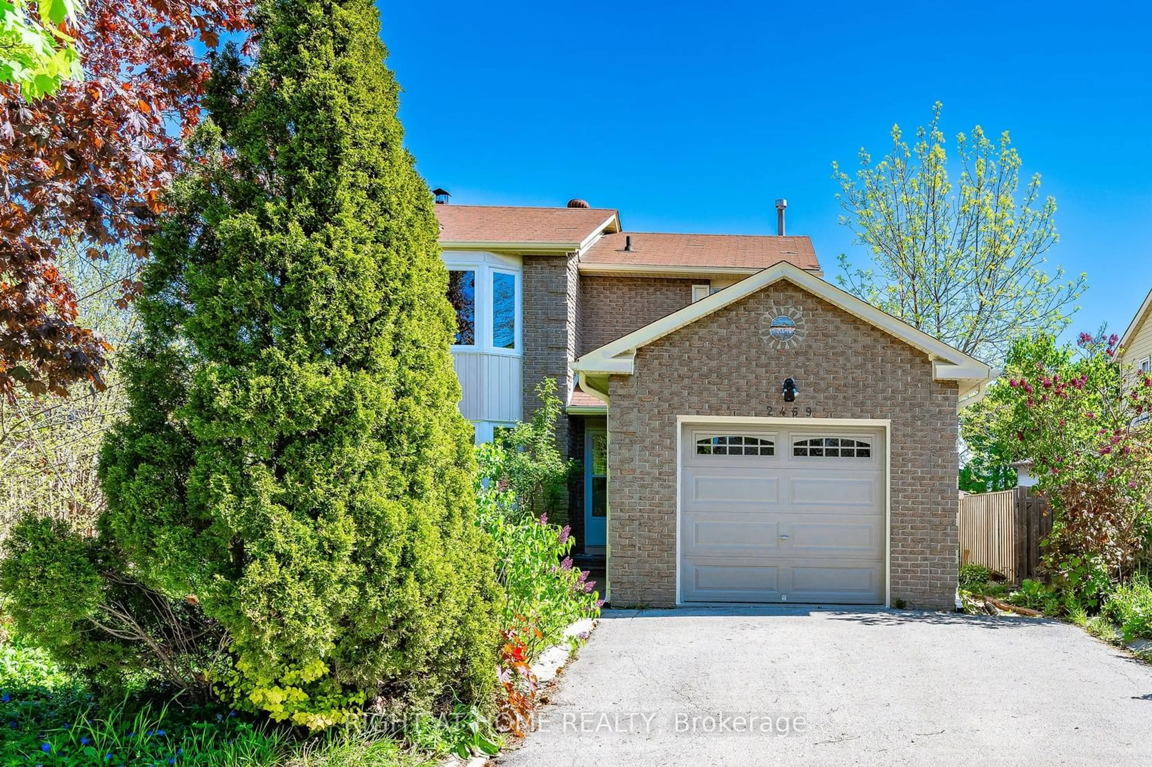 A pic from exterior of the house or condo for 2469 Cavendish Dr, Burlington Ontario L7P 4C6
