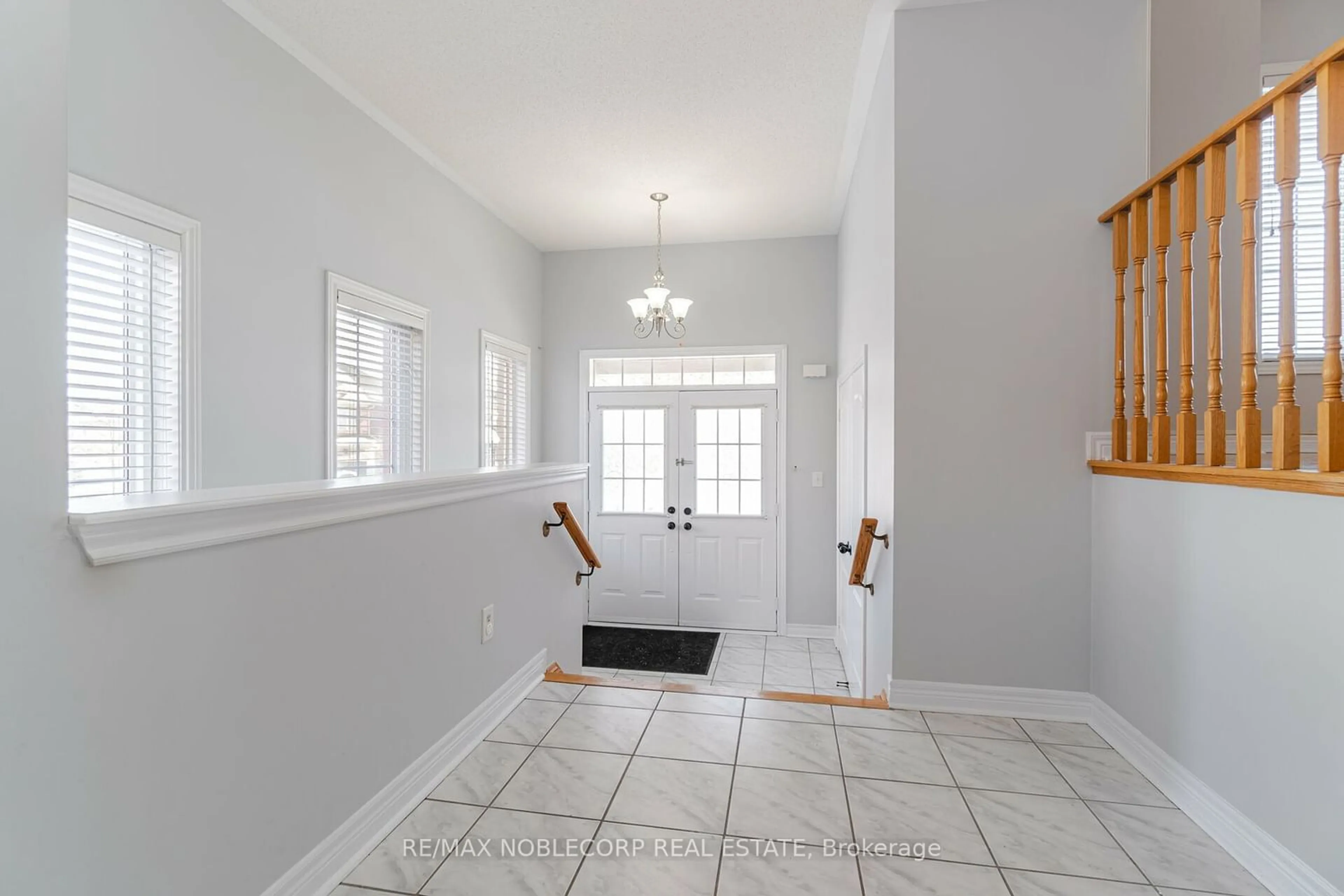 Indoor entryway for 16 Ocean Ridge Dr, Brampton Ontario L6R 3K5