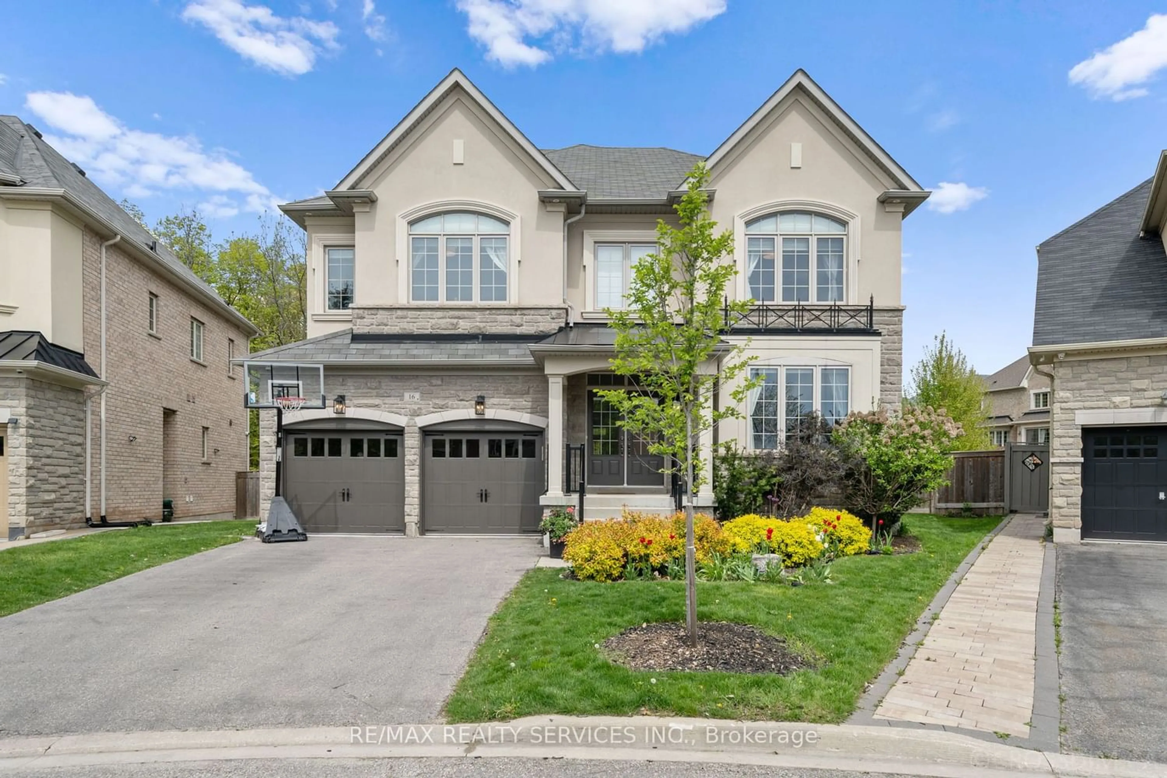Frontside or backside of a home for 16 Deanston Crt, Brampton Ontario L6X 2Z7