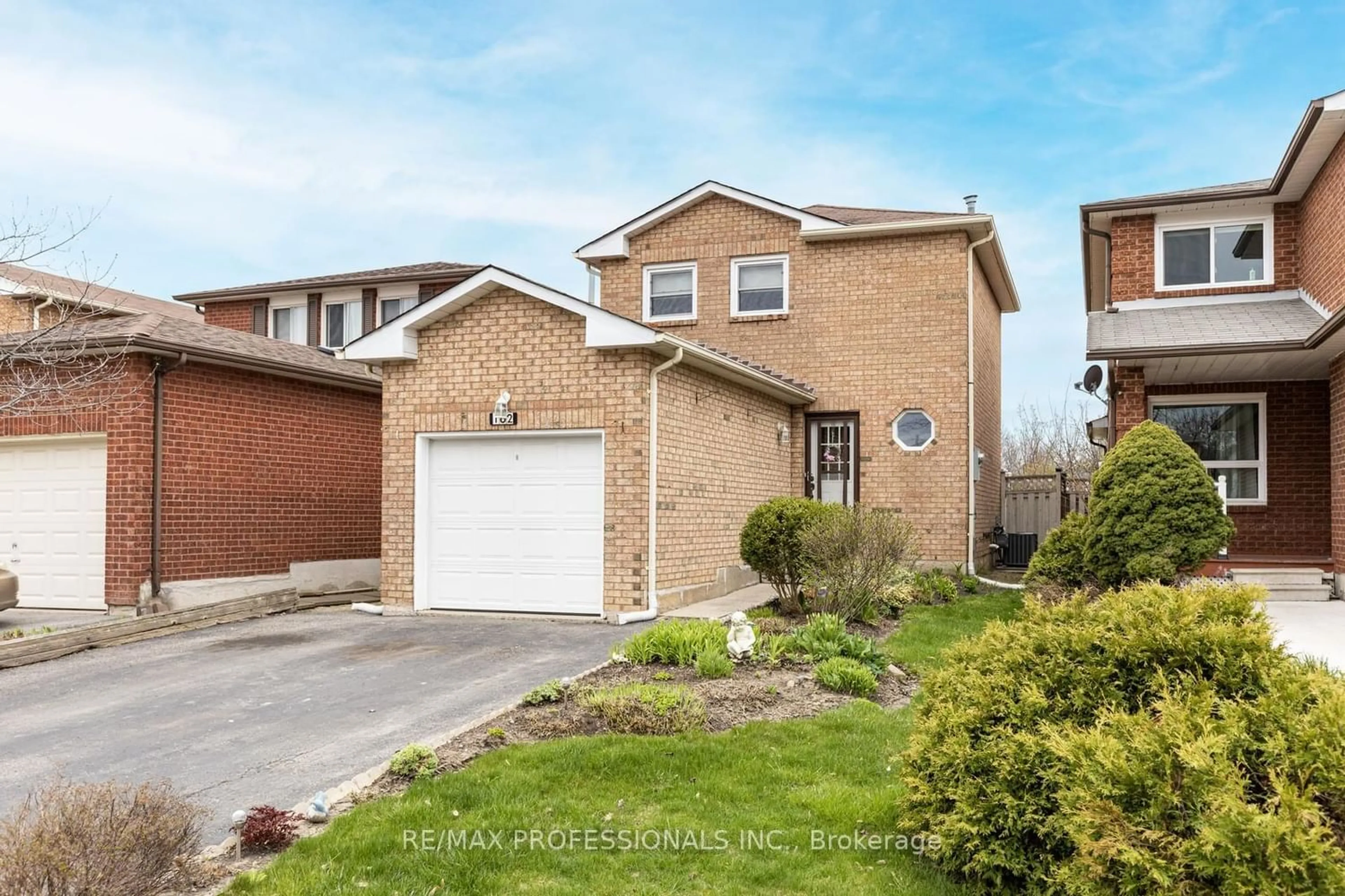 Frontside or backside of a home for 162 Ecclestone Dr, Brampton Ontario L6X 3P6