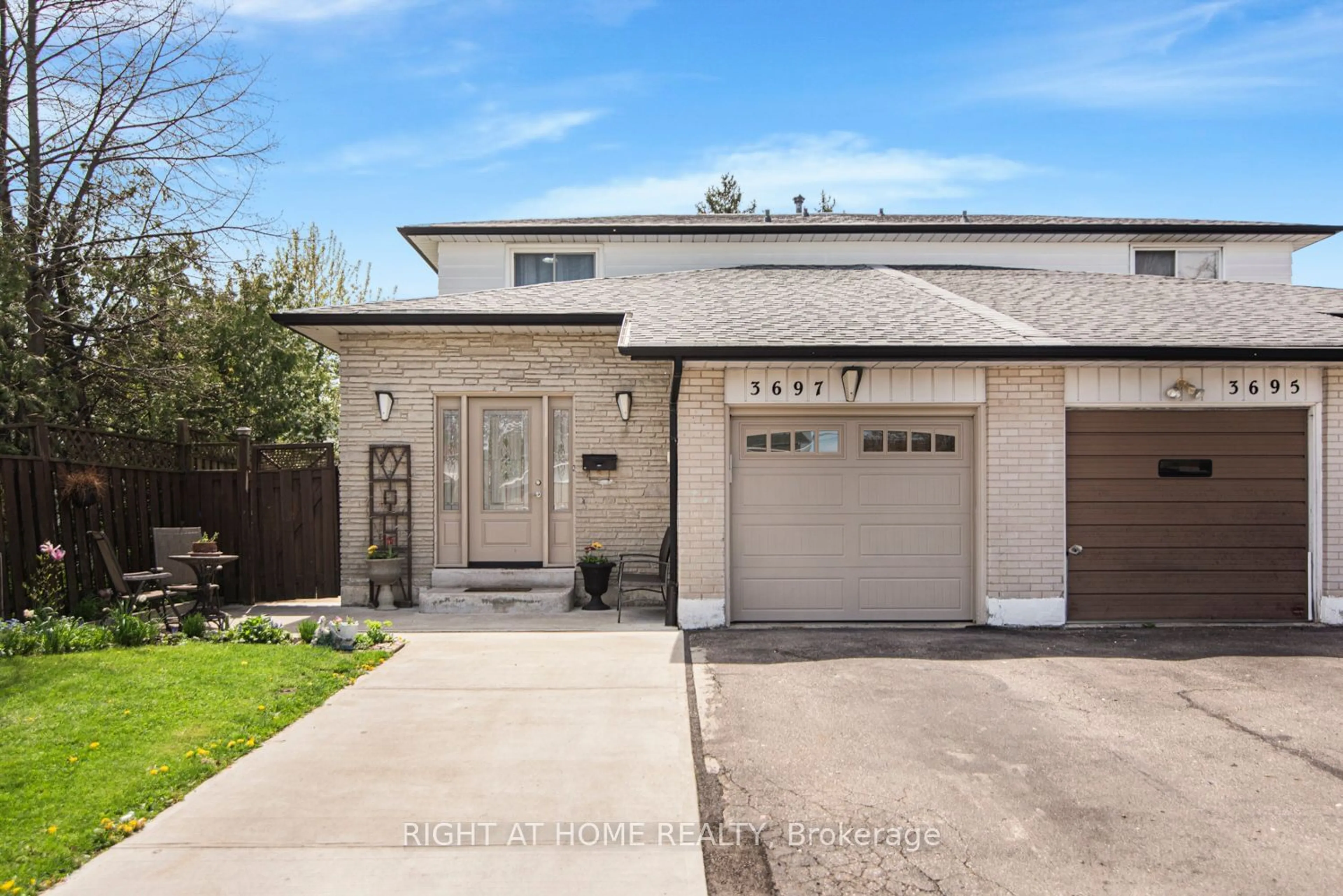 Frontside or backside of a home for 3697 Ellengale Dr, Mississauga Ontario L5C 1A1