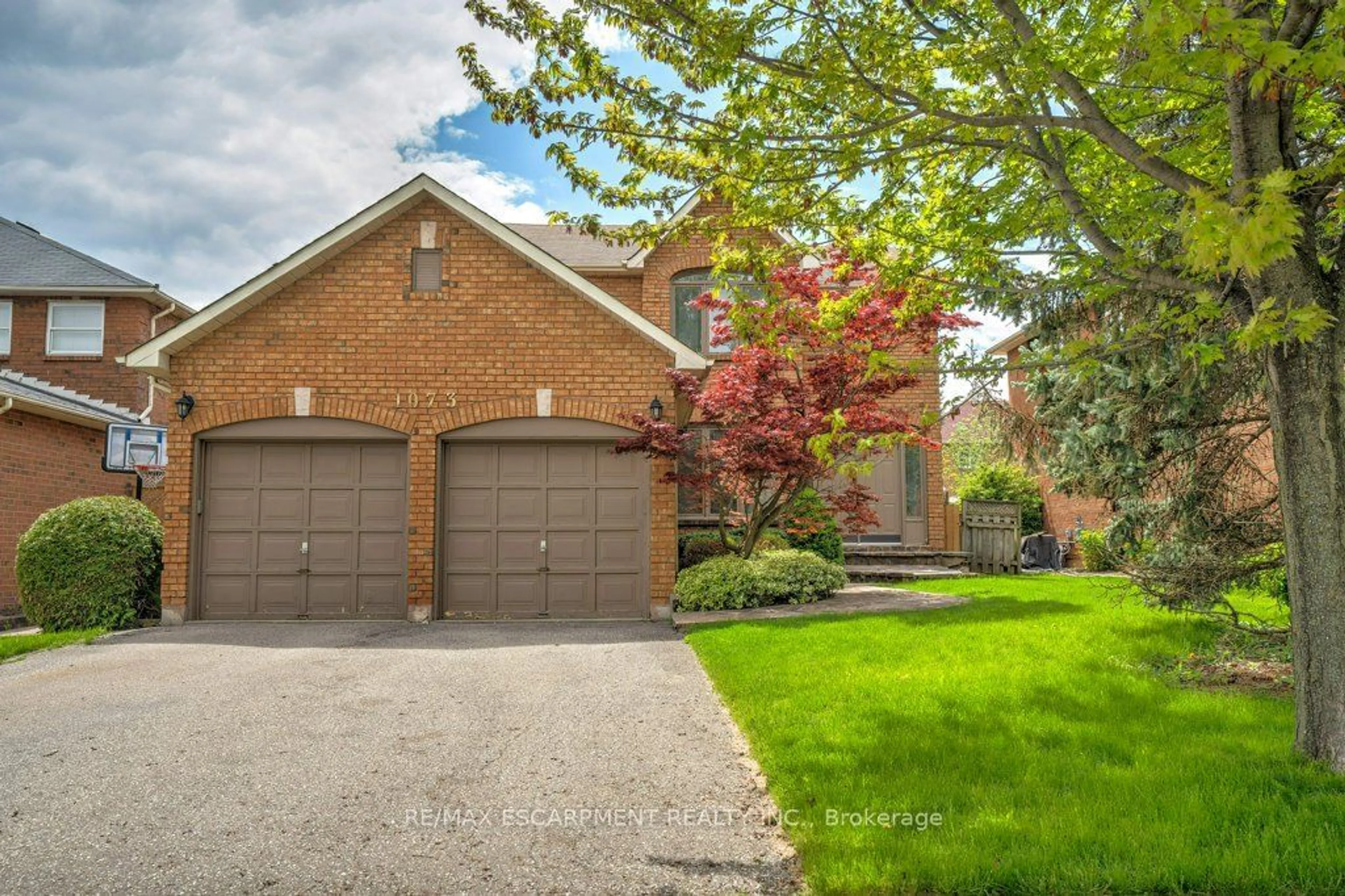 Home with brick exterior material for 1073 Grandeur Cres, Oakville Ontario L6H 4B6