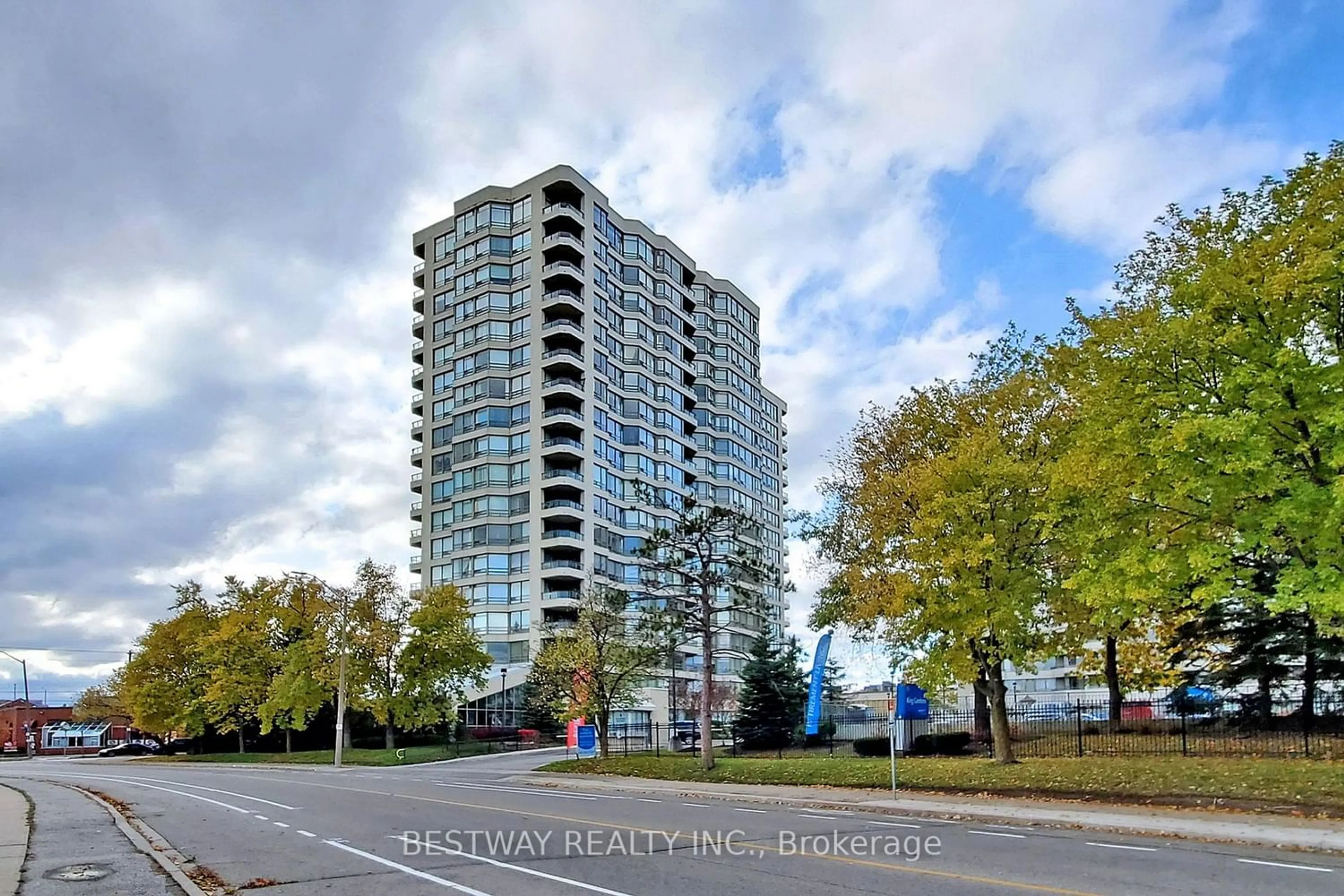 A pic from exterior of the house or condo for 75 King St #205, Mississauga Ontario L5A 4G5