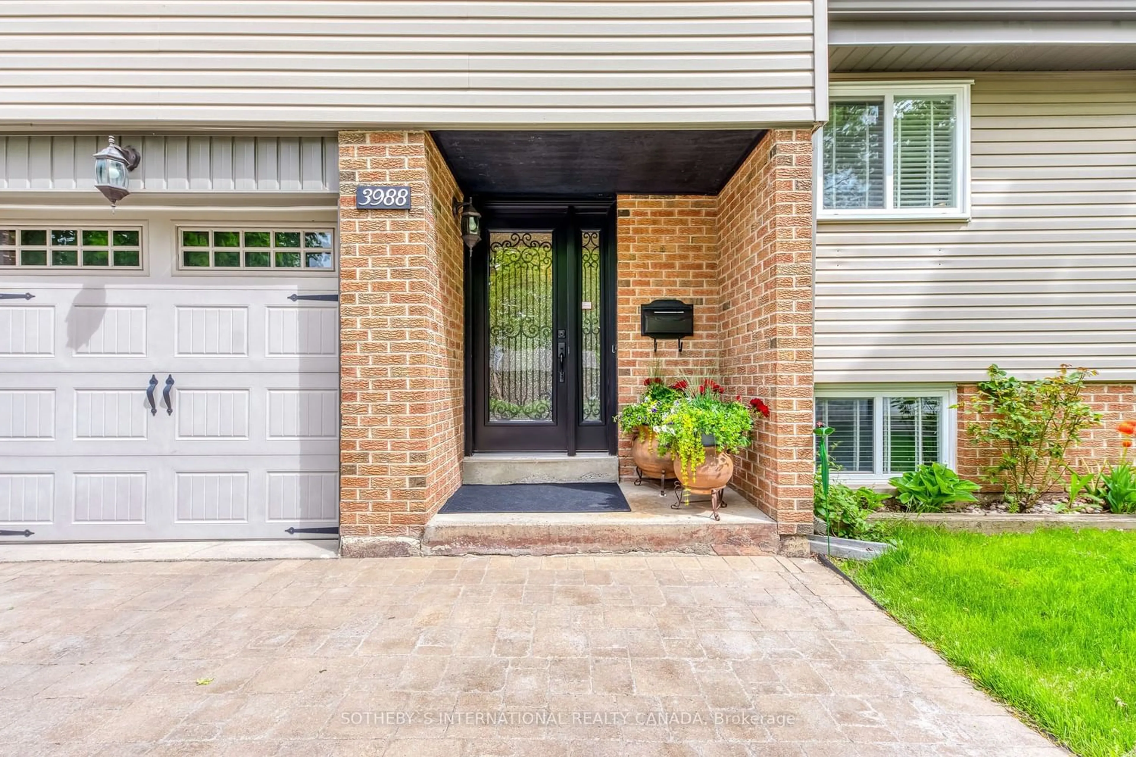 A pic from exterior of the house or condo for 3988 Taffey Cres, Mississauga Ontario L5L 2A7