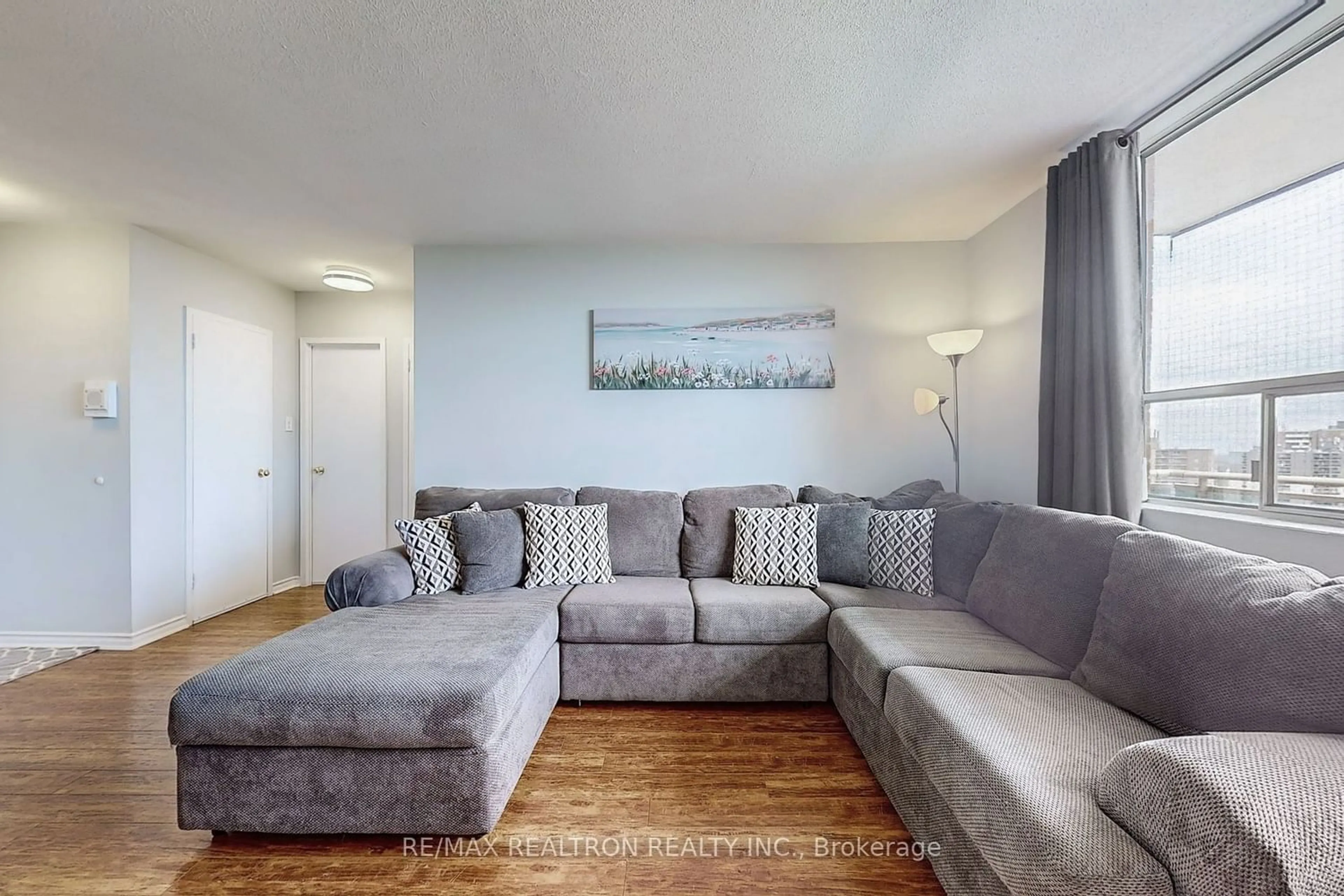 Living room for 3145 Queen Frederica Dr #1106, Mississauga Ontario L4Y 3A7