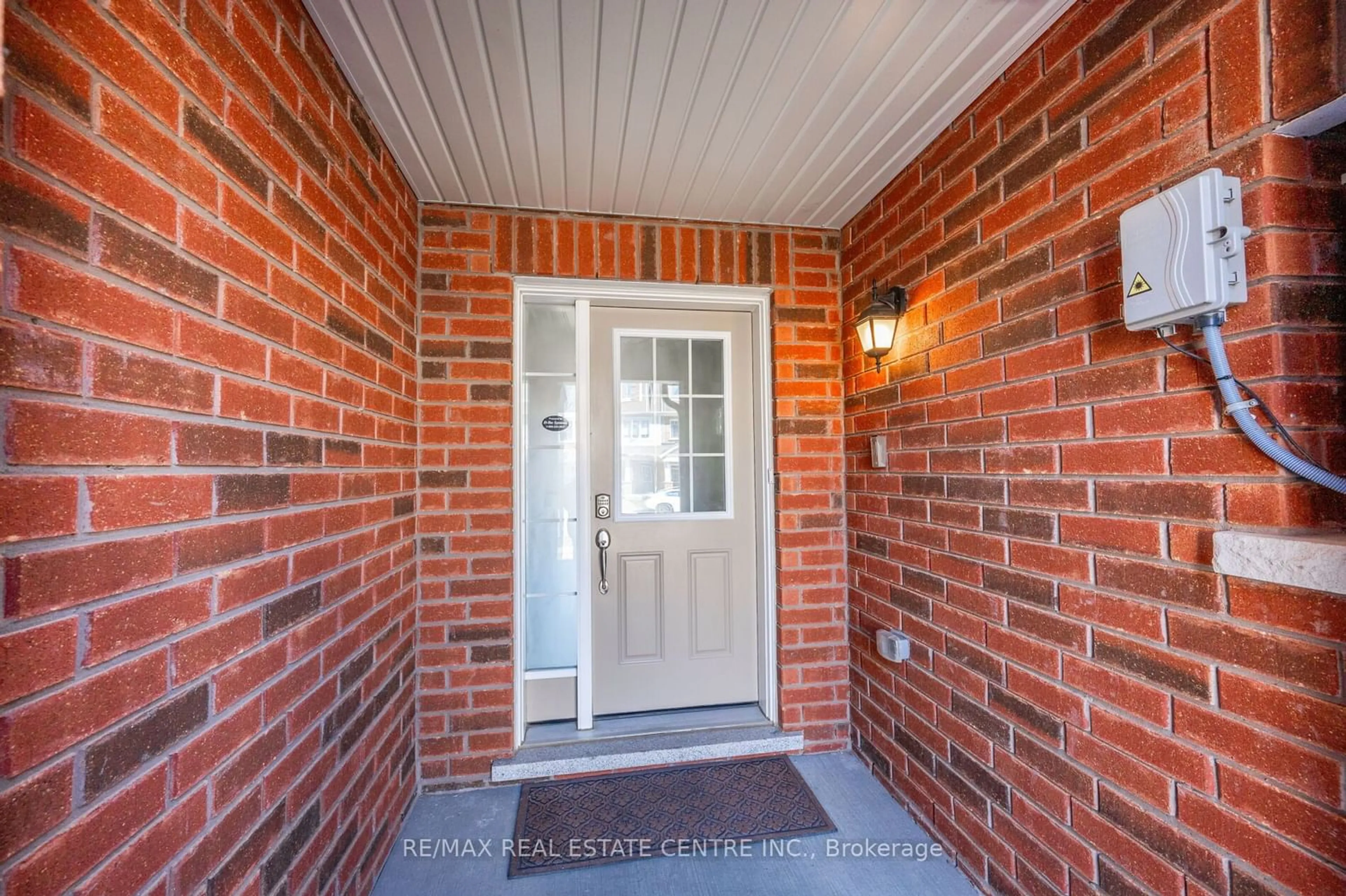 Indoor entryway for 92 Bannister Cres, Brampton Ontario L7A 4H4