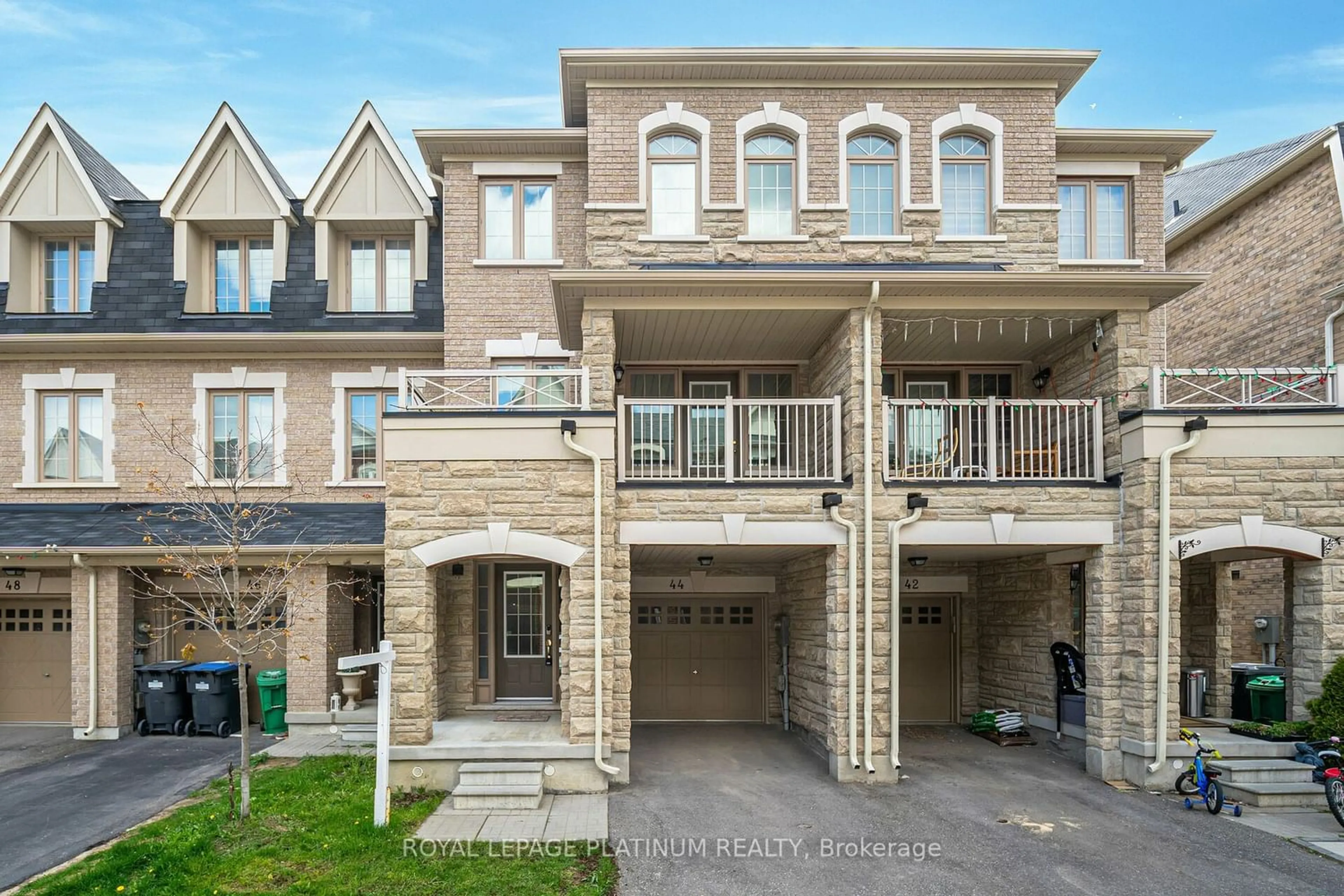 A pic from exterior of the house or condo for 44 Miami Grve, Brampton Ontario L6Z 0H7