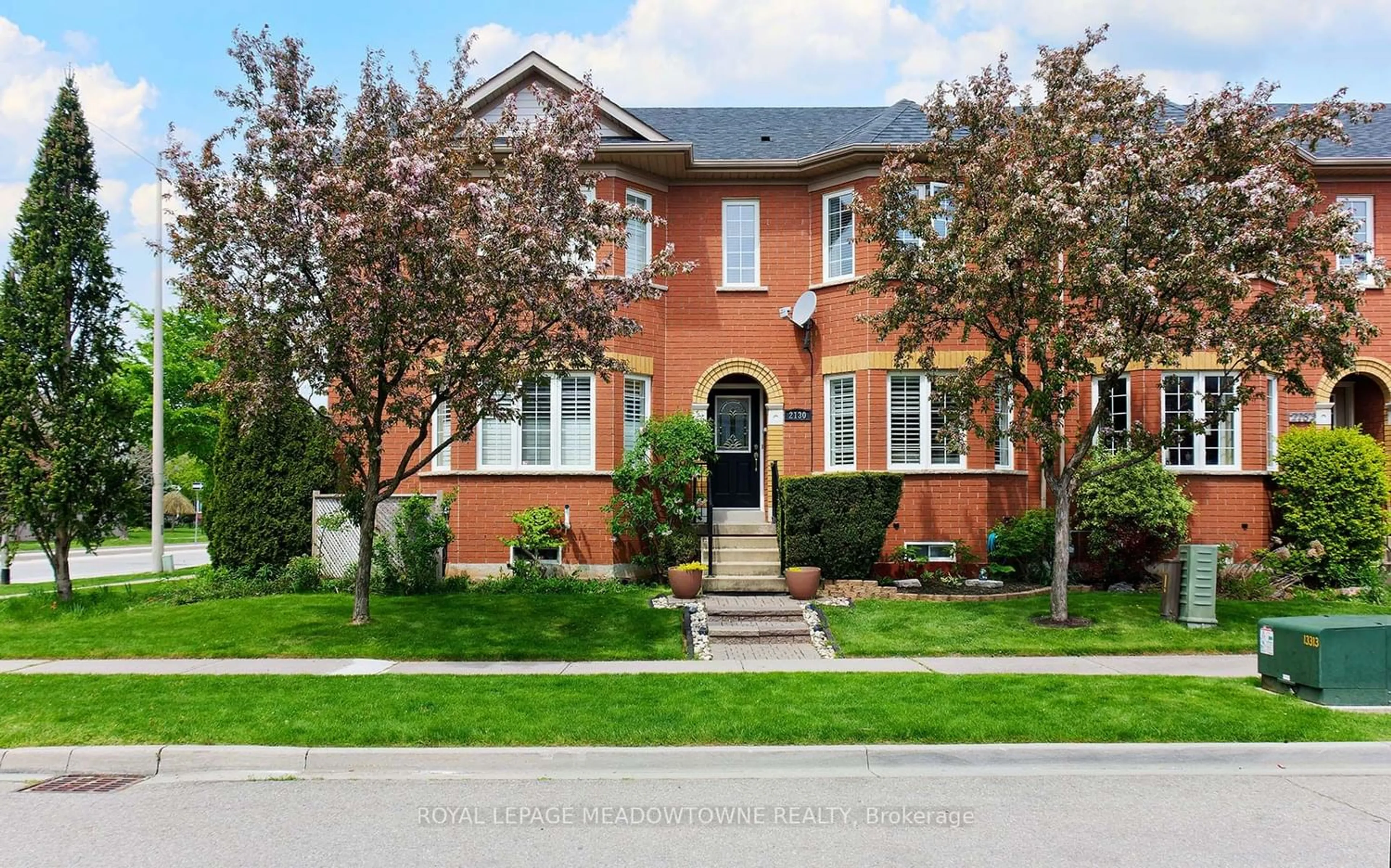Home with brick exterior material for 2130 Forest Gate Park, Oakville Ontario L6M 4B4