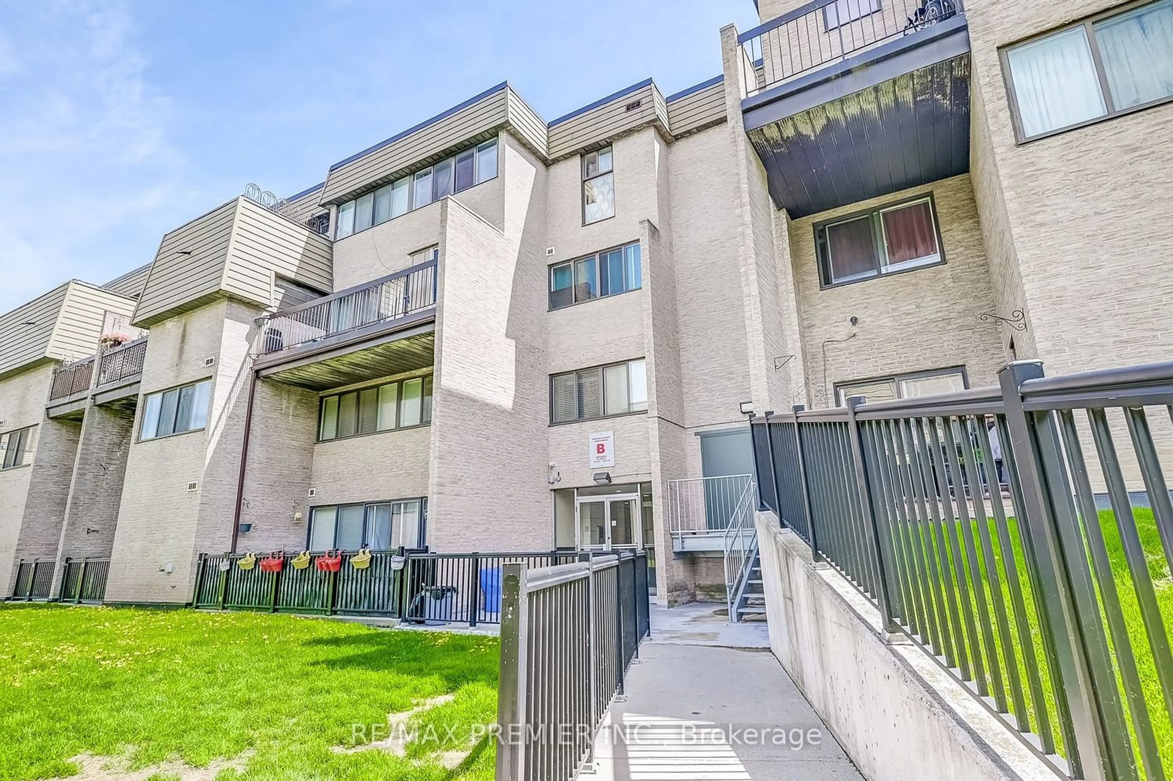 A pic from exterior of the house or condo for 2095 Roche Crt #140, Mississauga Ontario L5K 2C8