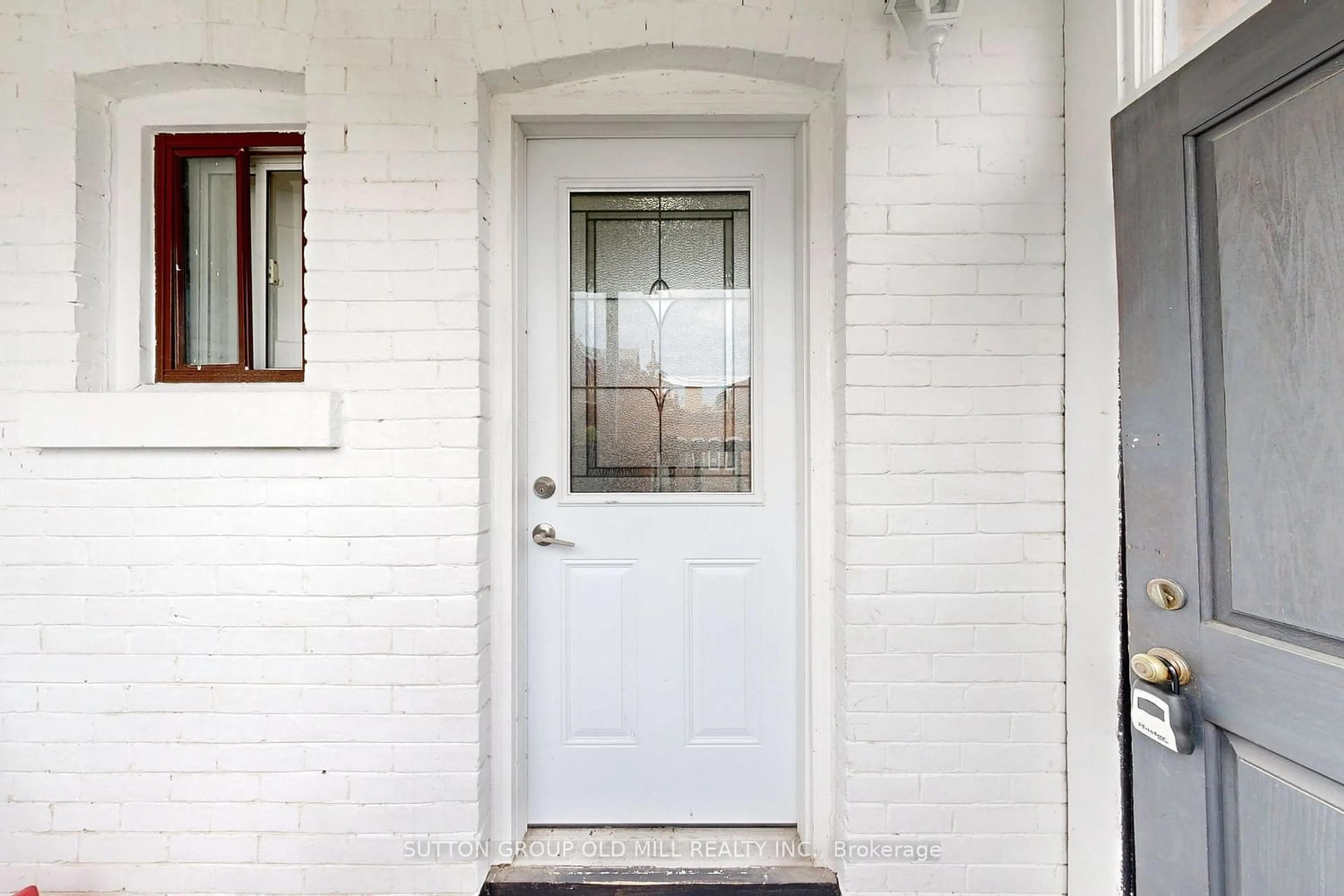 Indoor entryway for 722 Gladstone Ave, Toronto Ontario M6H 3J4