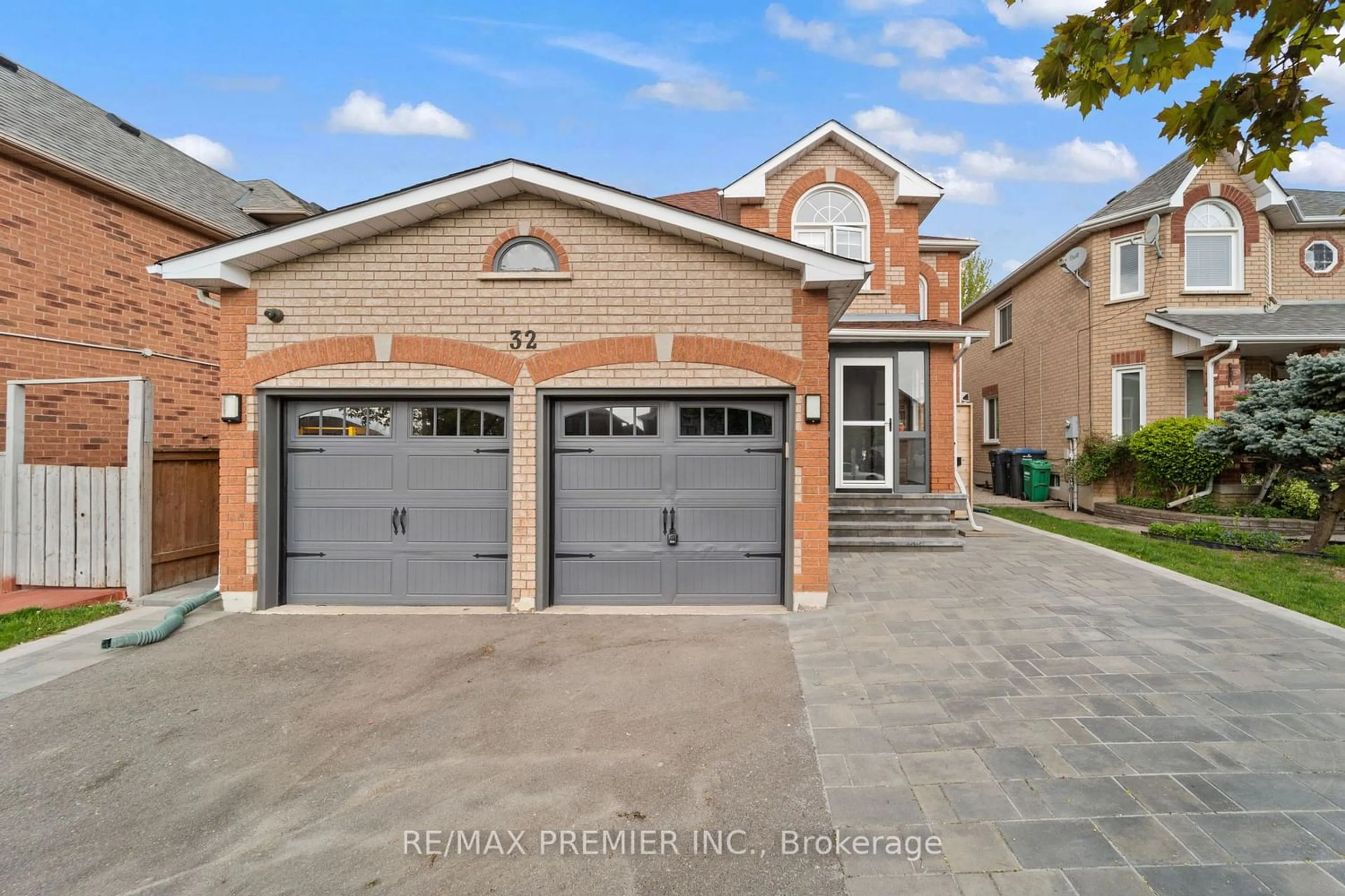 Home with brick exterior material for 32 Sterritt Dr, Brampton Ontario L6Y 5E4
