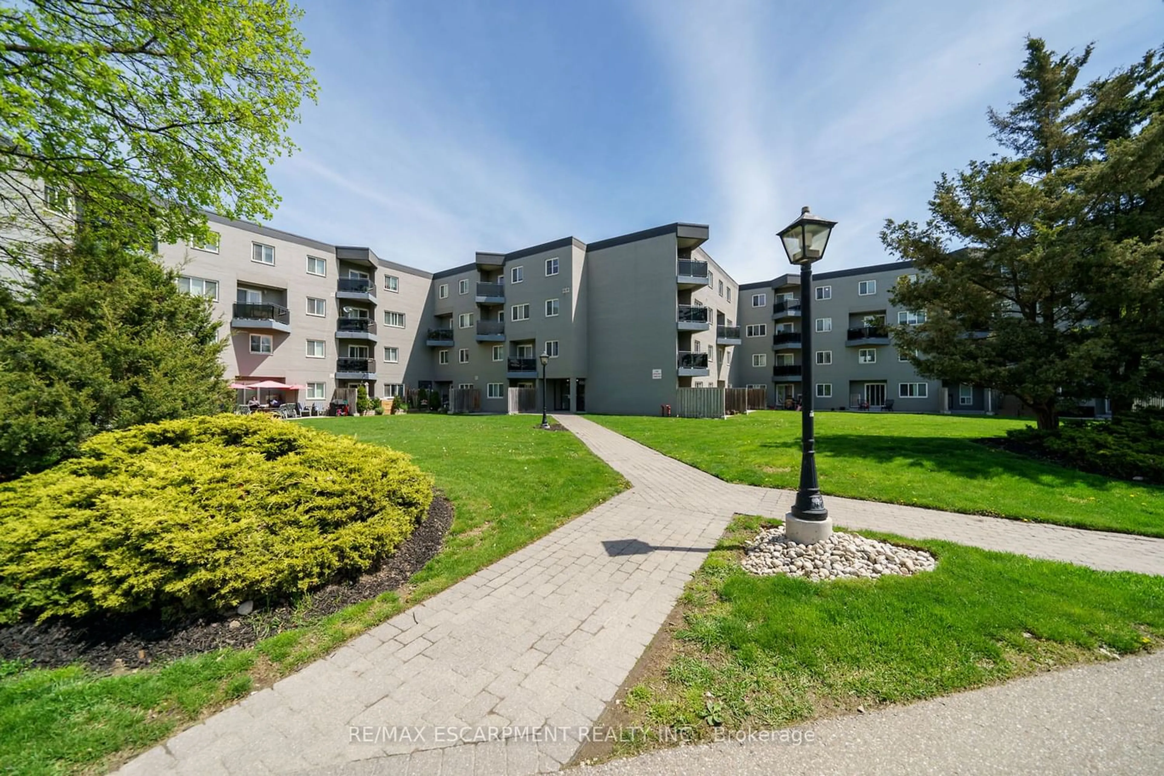 A pic from exterior of the house or condo for 2001 Bonnymede Dr #88, Mississauga Ontario L5J 4H8