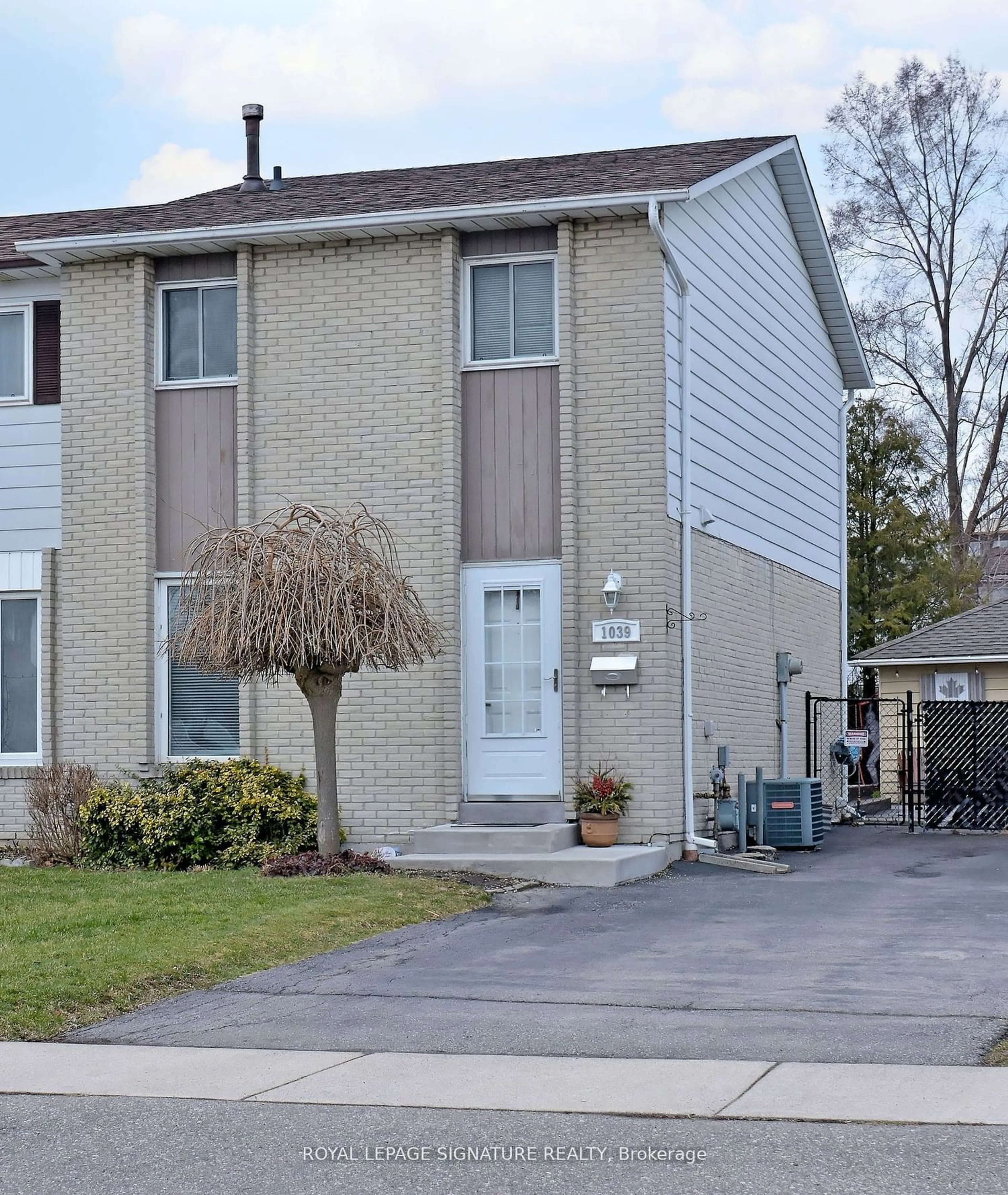A pic from exterior of the house or condo for 1039 Blairholm Ave, Mississauga Ontario L5C 1G5